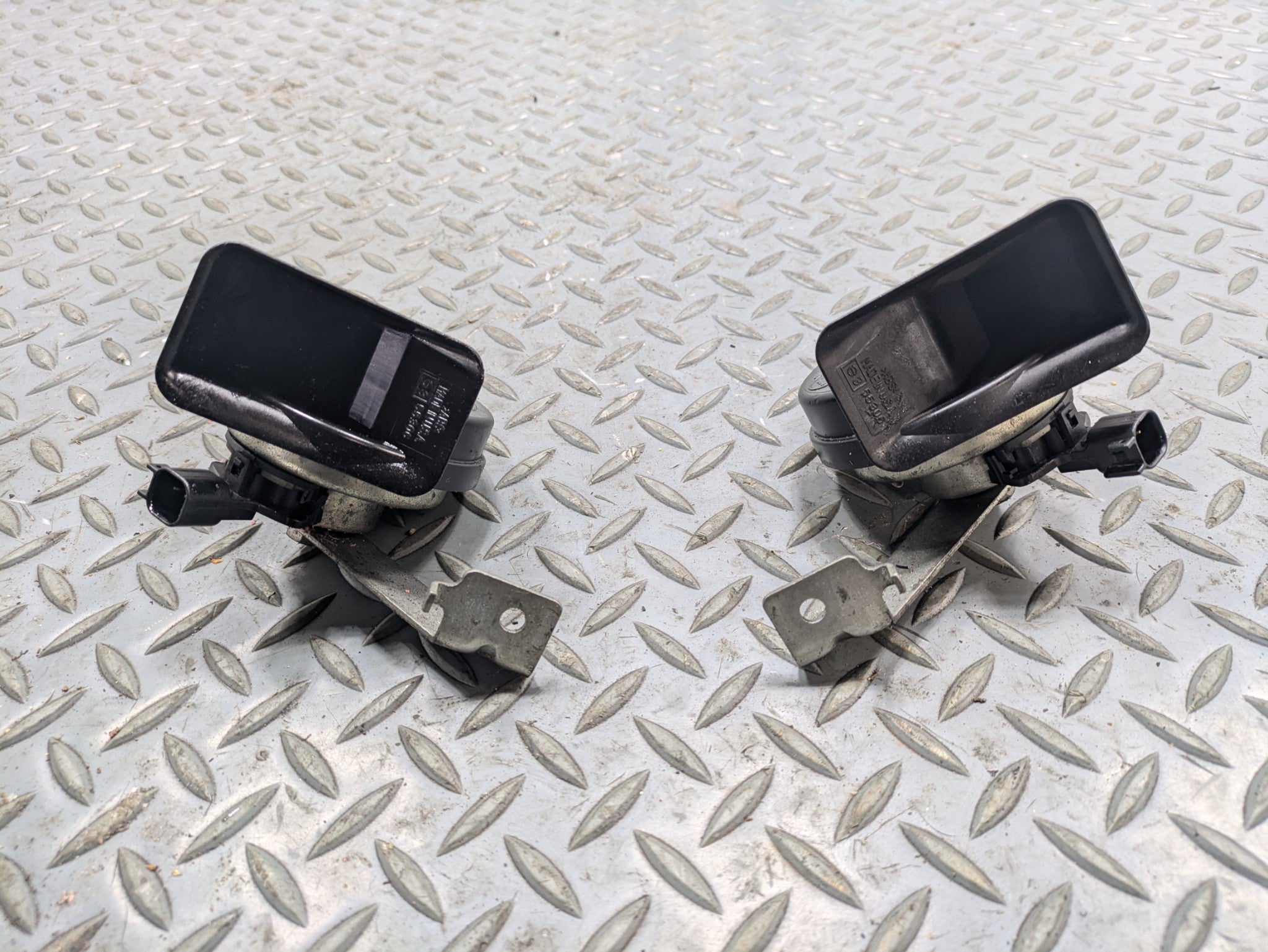 2010 - 2014 OEM CADILLAC ESCALADE ESV LEFT AND RIGHT SIDE HIGH LOW TONE HORN SET