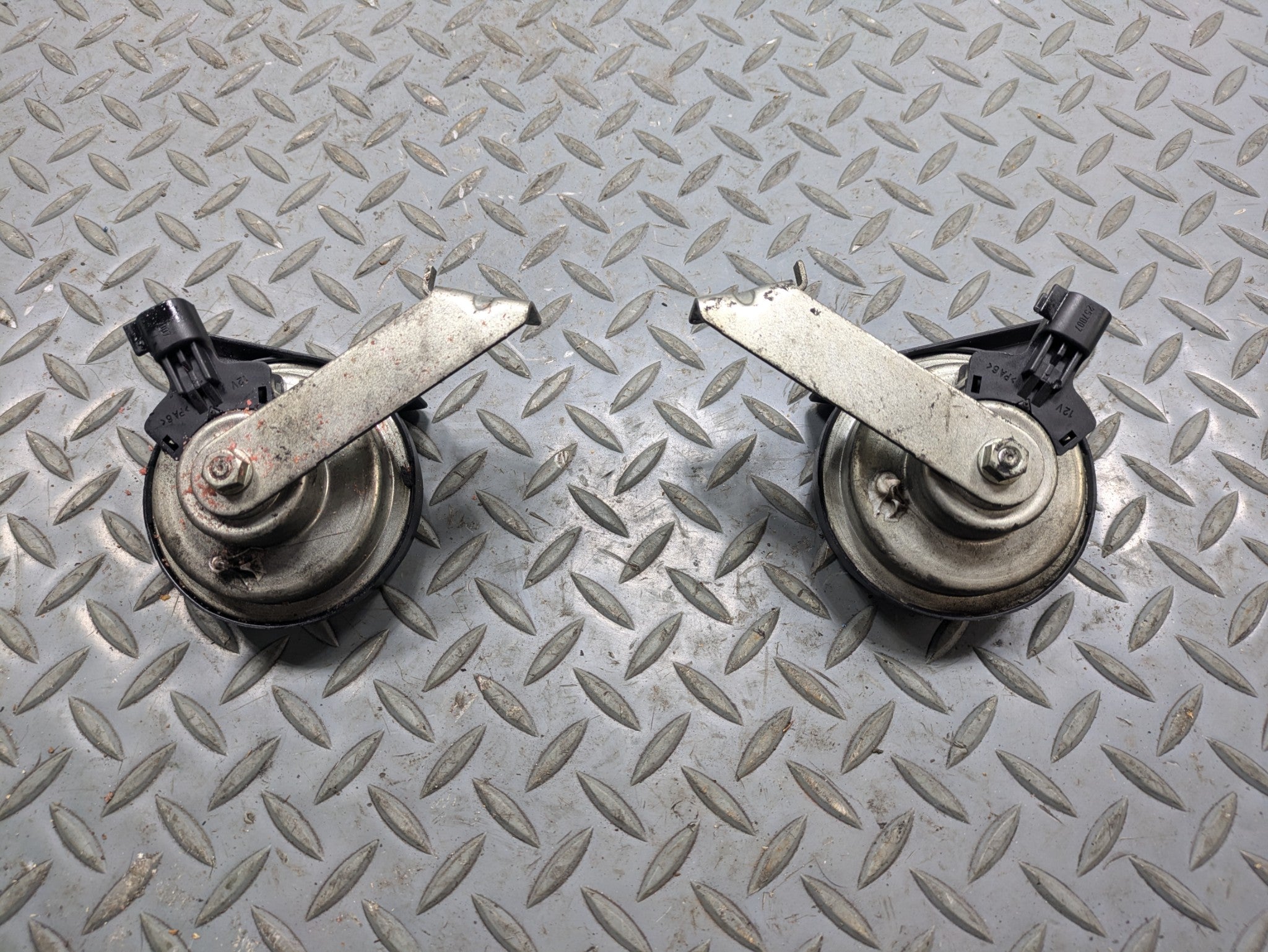 2010 - 2014 OEM CADILLAC ESCALADE ESV LEFT AND RIGHT SIDE HIGH LOW TONE HORN SET