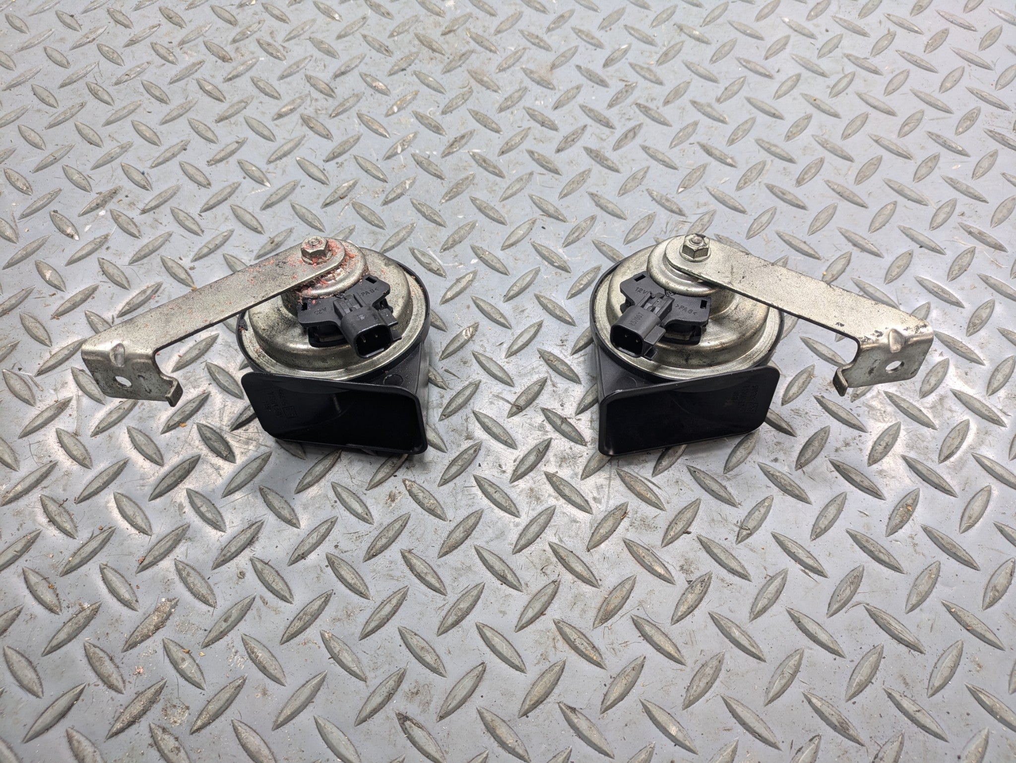 2010 - 2014 OEM CADILLAC ESCALADE ESV LEFT AND RIGHT SIDE HIGH LOW TONE HORN SET