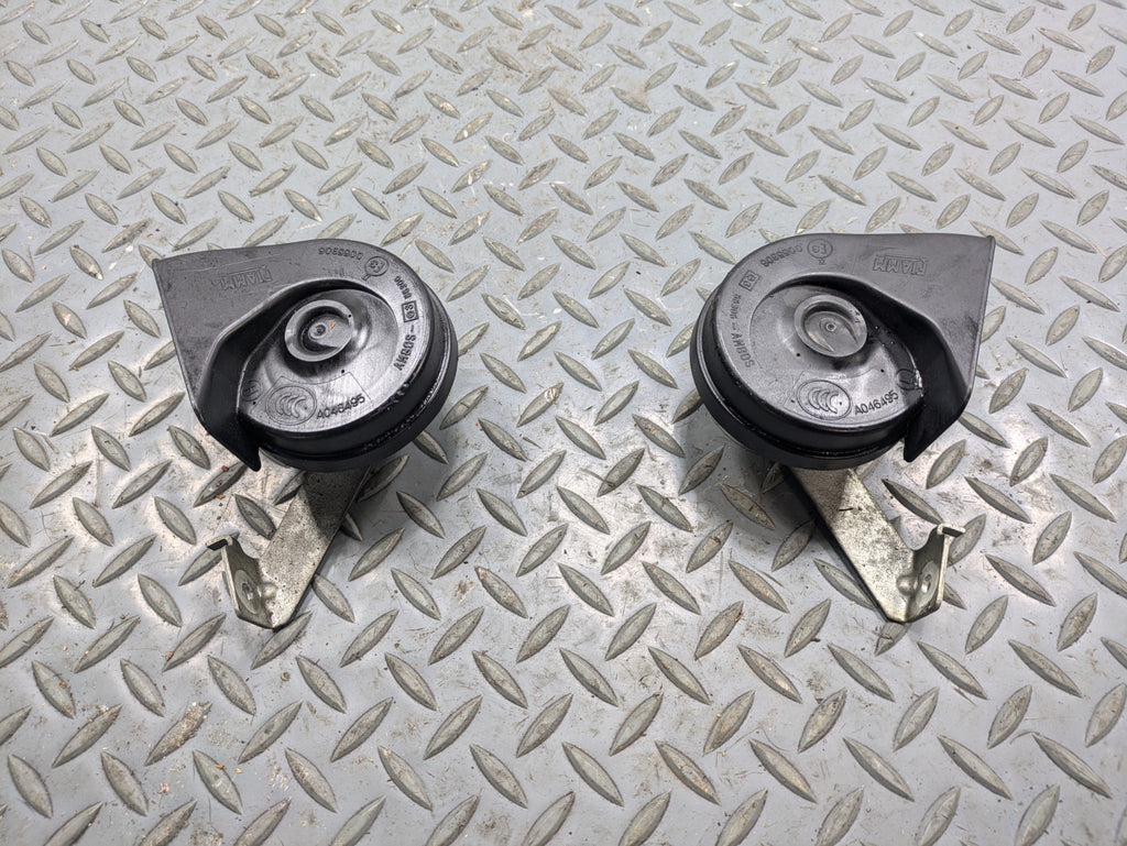 2010 - 2014 OEM CADILLAC ESCALADE ESV LEFT AND RIGHT SIDE HIGH LOW TONE HORN SET