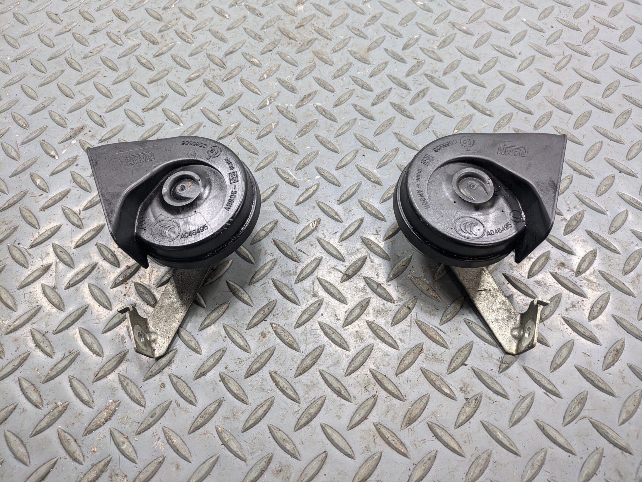 2010 - 2014 OEM CADILLAC ESCALADE ESV LEFT AND RIGHT SIDE HIGH LOW TONE HORN SET