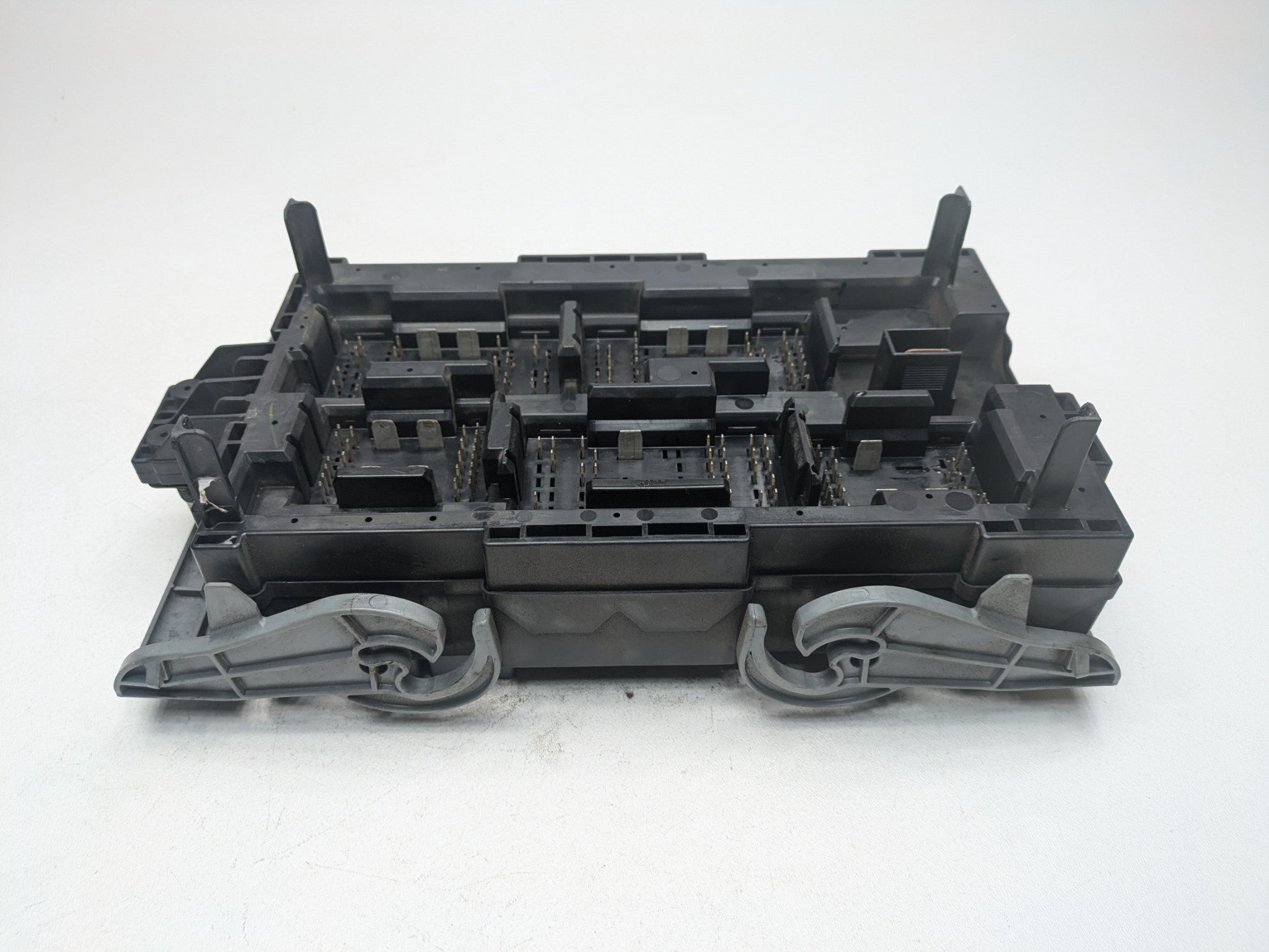 2010 - 2014 OEM CADILLAC ESCALADE ESV ENGINE POWER DISTRIBUTION FUSE BOX