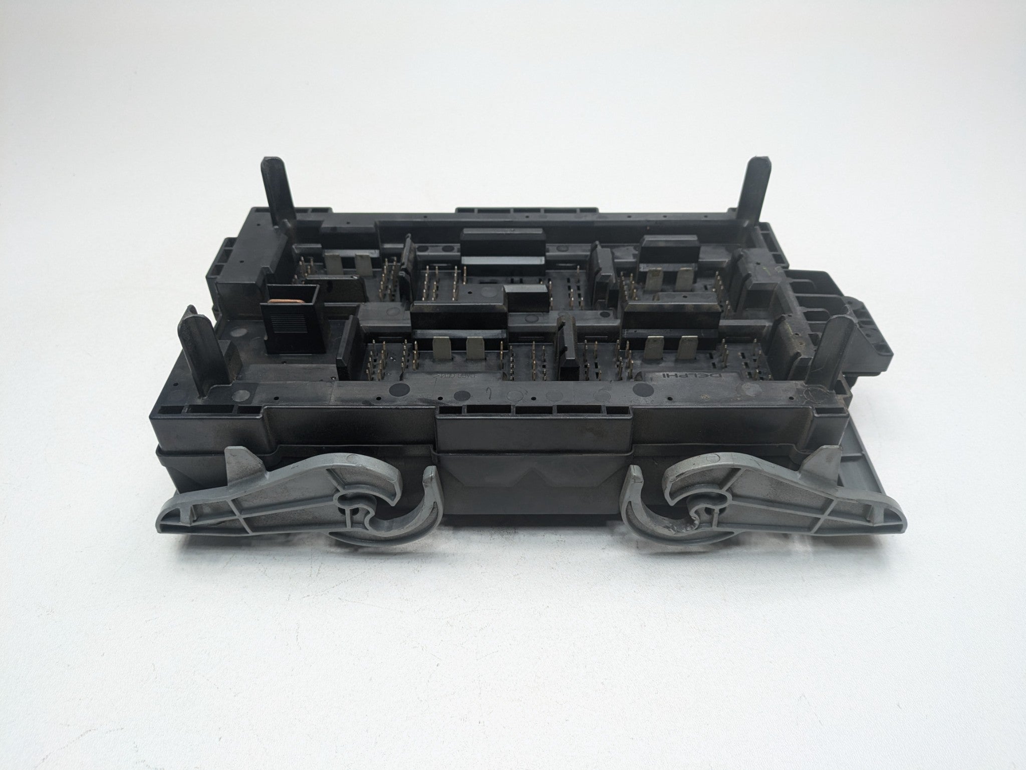 2010 - 2014 OEM CADILLAC ESCALADE ESV ENGINE POWER DISTRIBUTION FUSE BOX