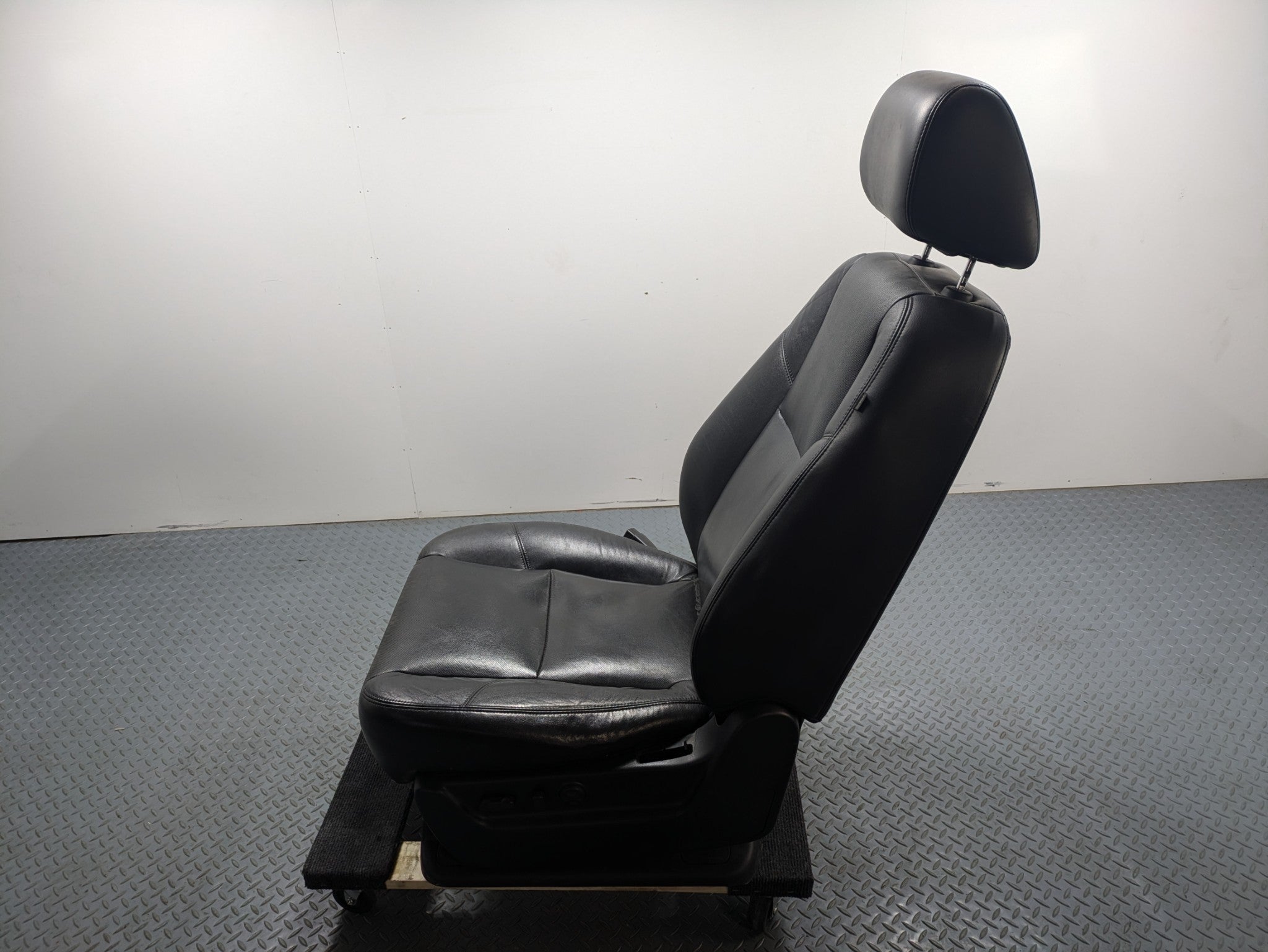 10 - 14 OEM CADILLAC ESCALADE ESV FRONT LEFT SIDE SEAT WITH HEADREST ASSEMBLY