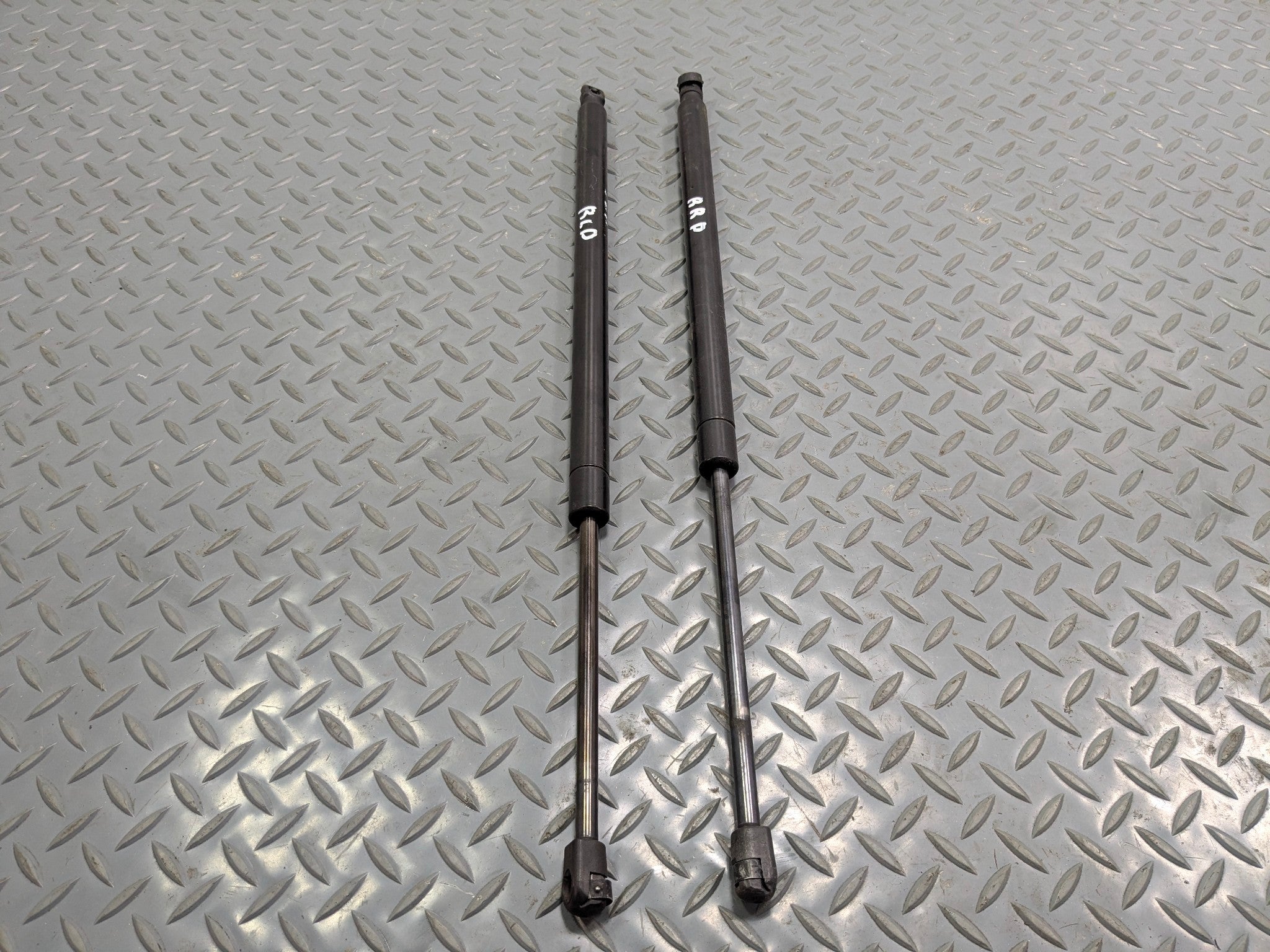 2010 - 2014 OEM CADILLAC ESCALADE ESV REAR LEFT AND RIGHT HATCH SUPPORT STRUTS