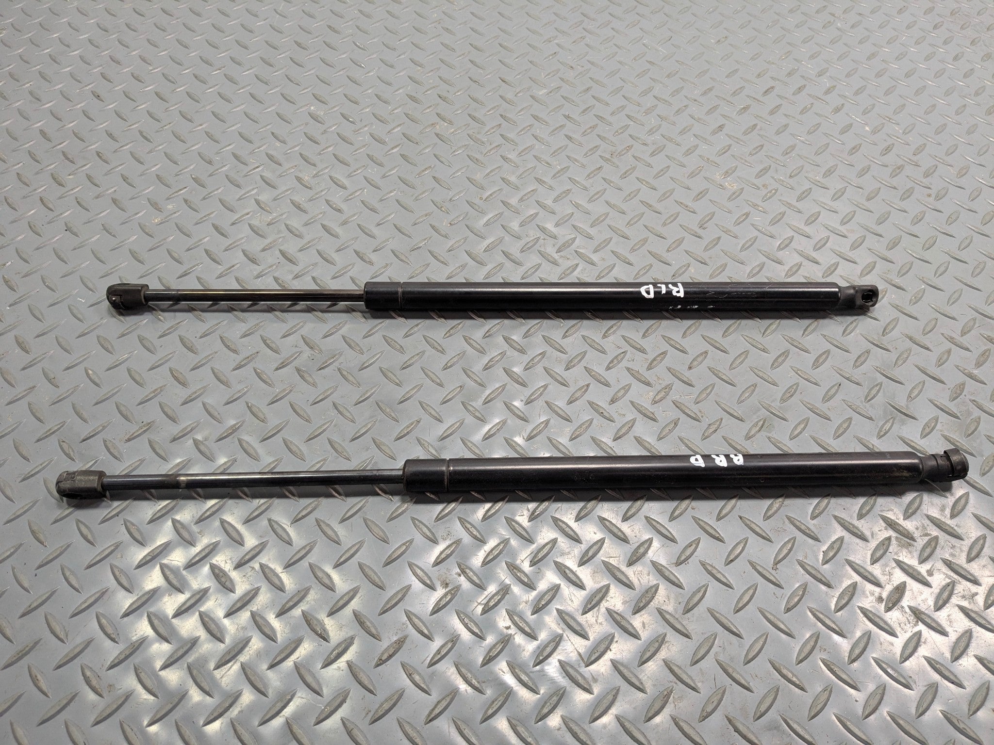 2010 - 2014 OEM CADILLAC ESCALADE ESV REAR LEFT AND RIGHT HATCH SUPPORT STRUTS