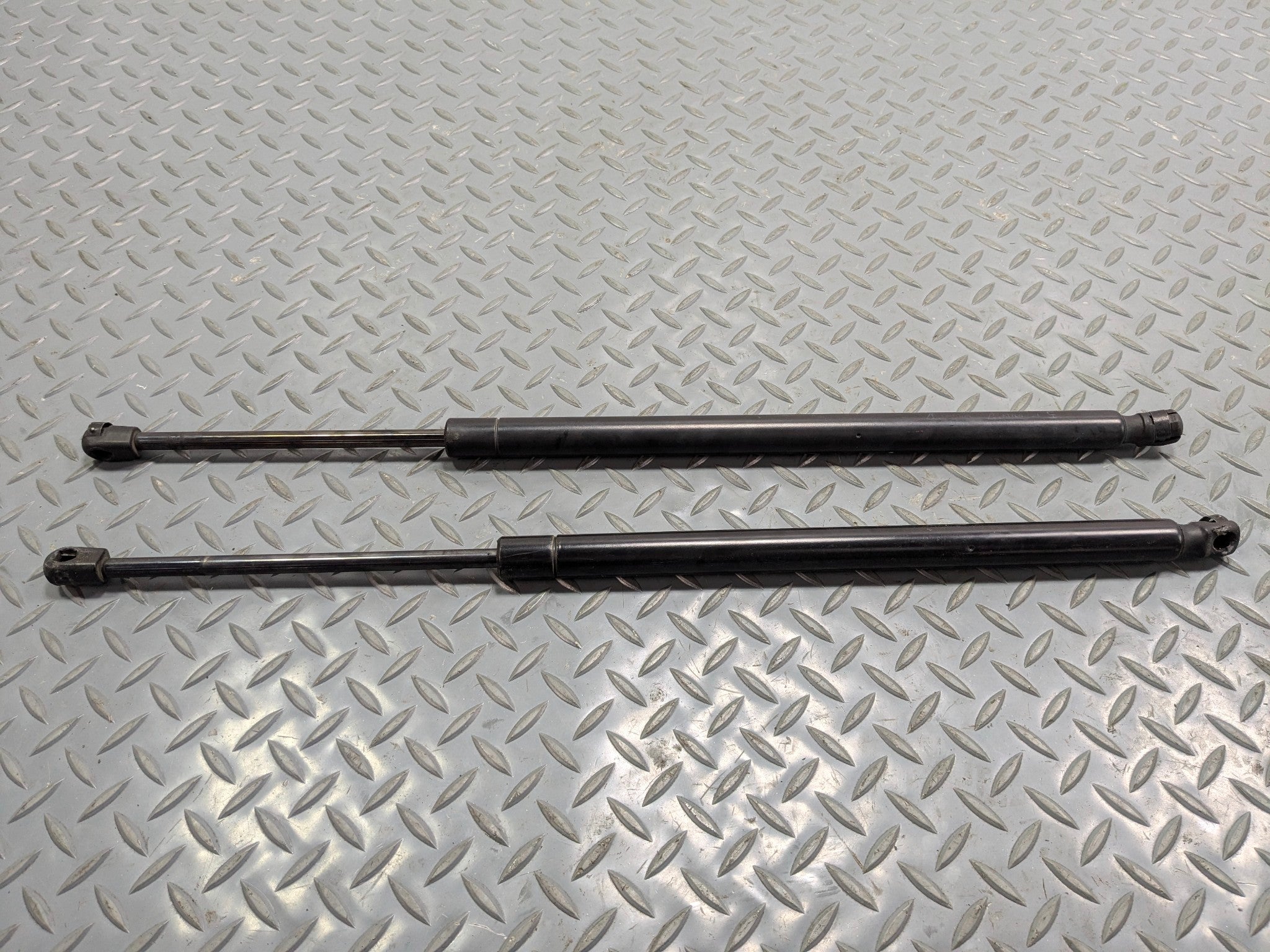 2010 - 2014 OEM CADILLAC ESCALADE ESV REAR LEFT AND RIGHT HATCH SUPPORT STRUTS