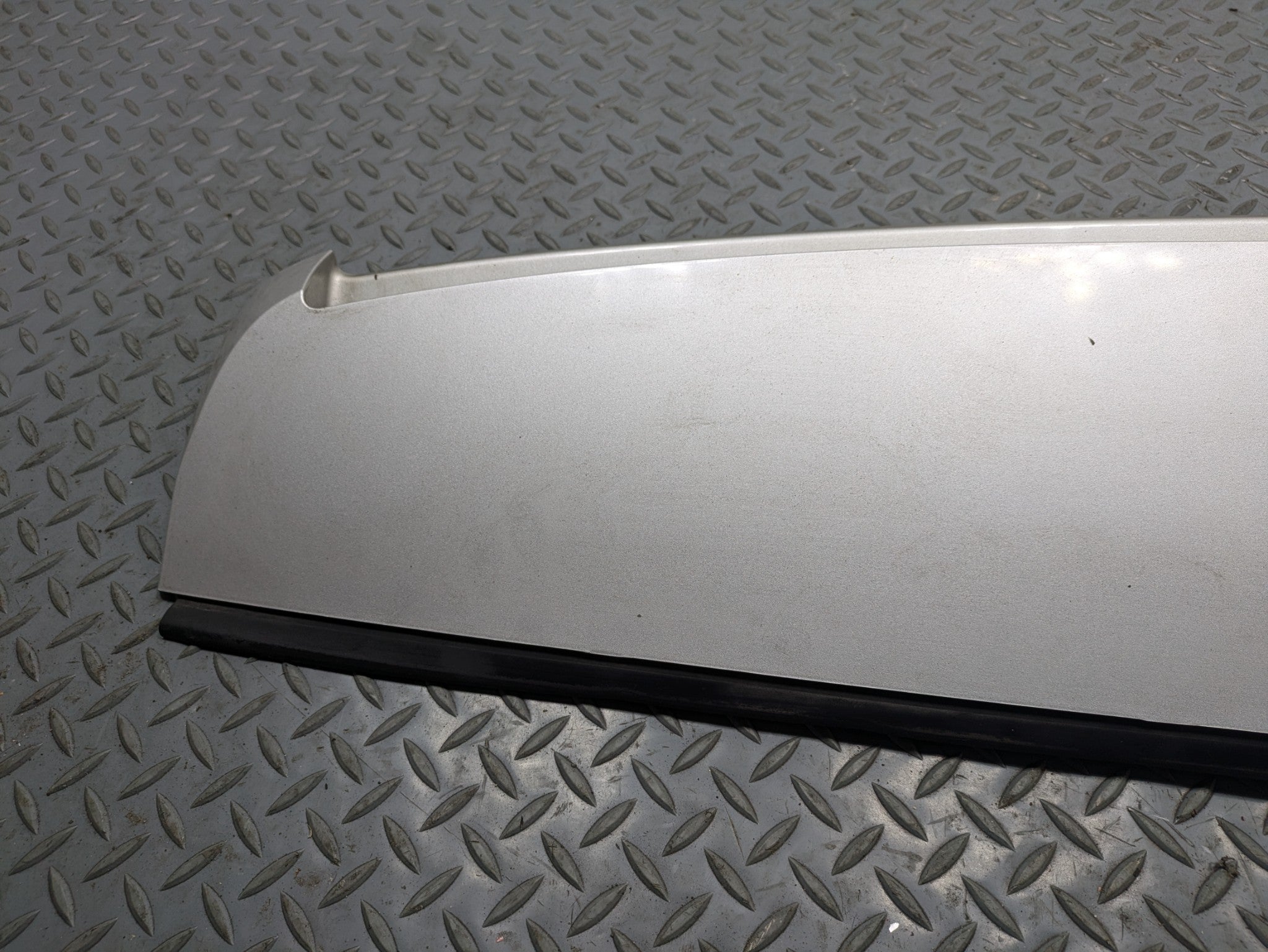 2010 - 2014 OEM CADILLAC ESCALADE ESV REAR LIFTGATE SPOILER PEARL WHITE
