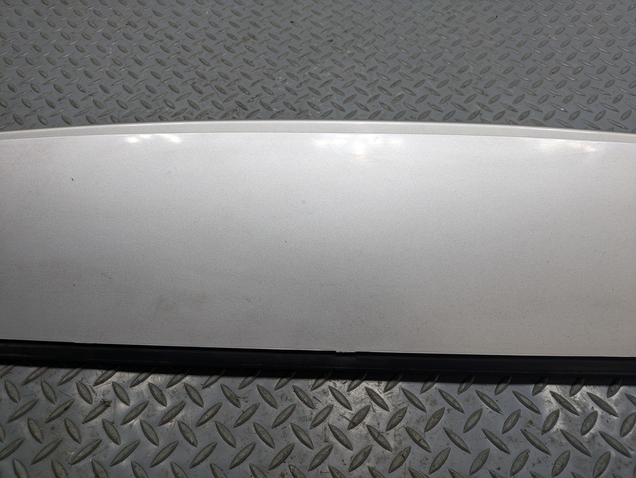2010 - 2014 OEM CADILLAC ESCALADE ESV REAR LIFTGATE SPOILER PEARL WHITE