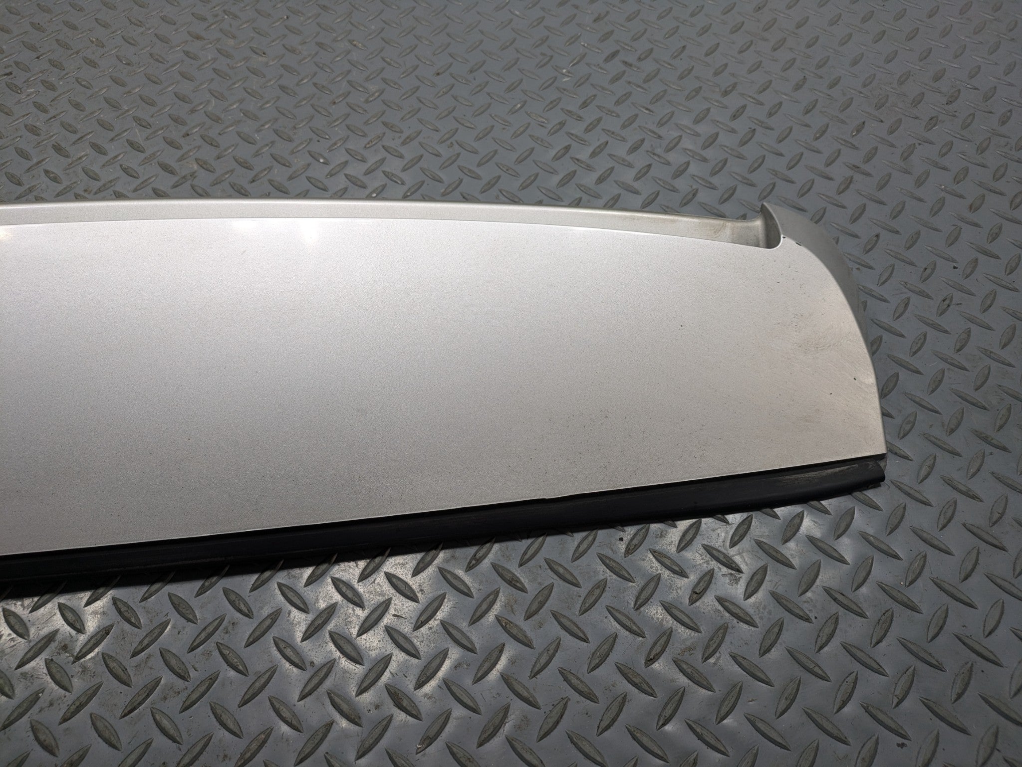 2010 - 2014 OEM CADILLAC ESCALADE ESV REAR LIFTGATE SPOILER PEARL WHITE