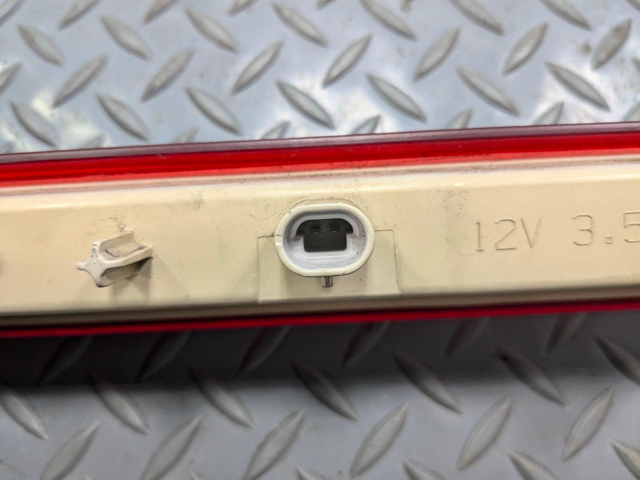 2010 - 2014 OEM CADILLAC ESCALADE ESV THIRD BRAKE LIGHT HIGH MOUNT STOP LIGHT