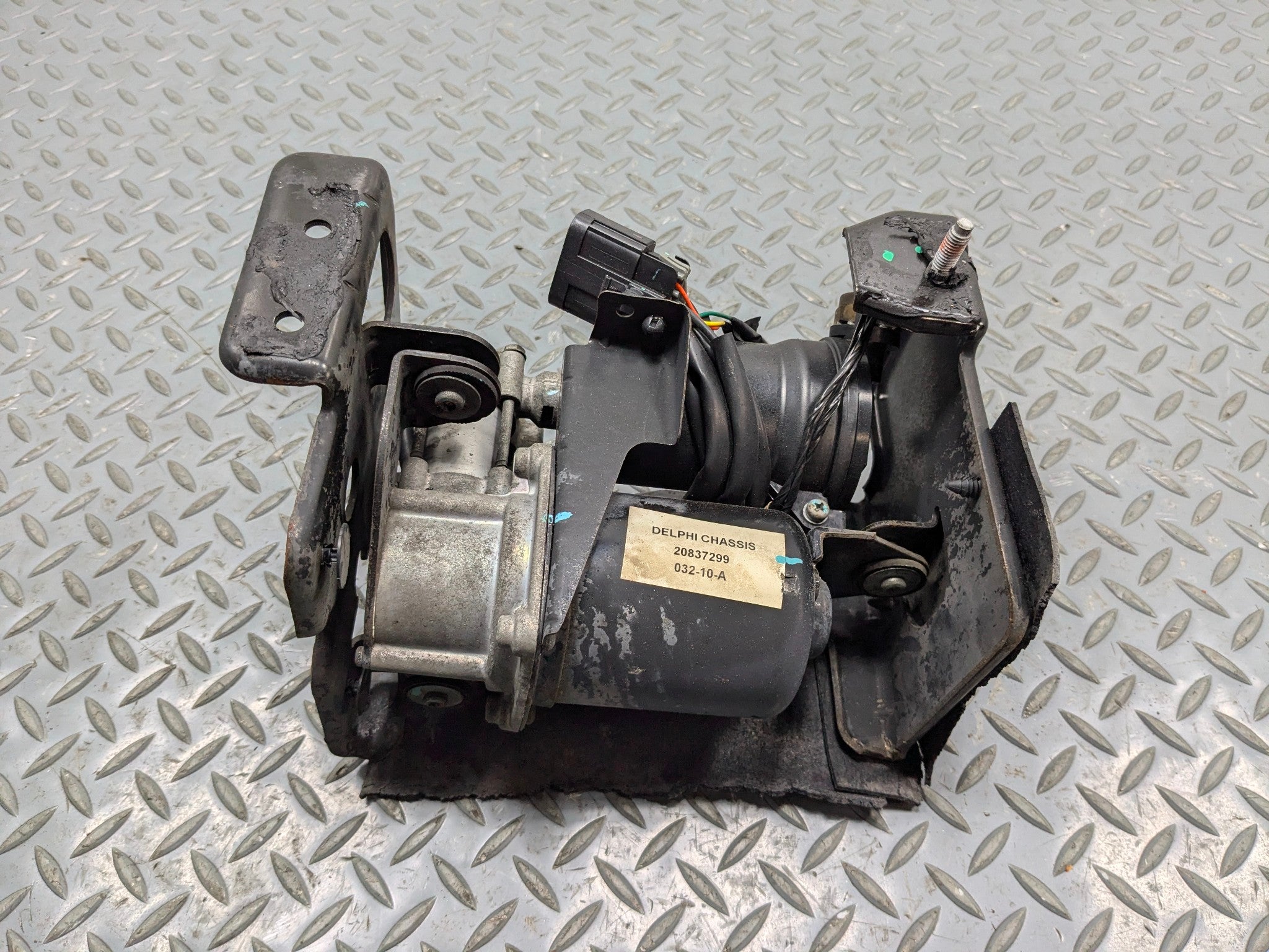 2010 - 2014 OEM CADILLAC ESCALADE ESV AIR SUSPENSION COMPRESSOR PUMP ASSEMBLY
