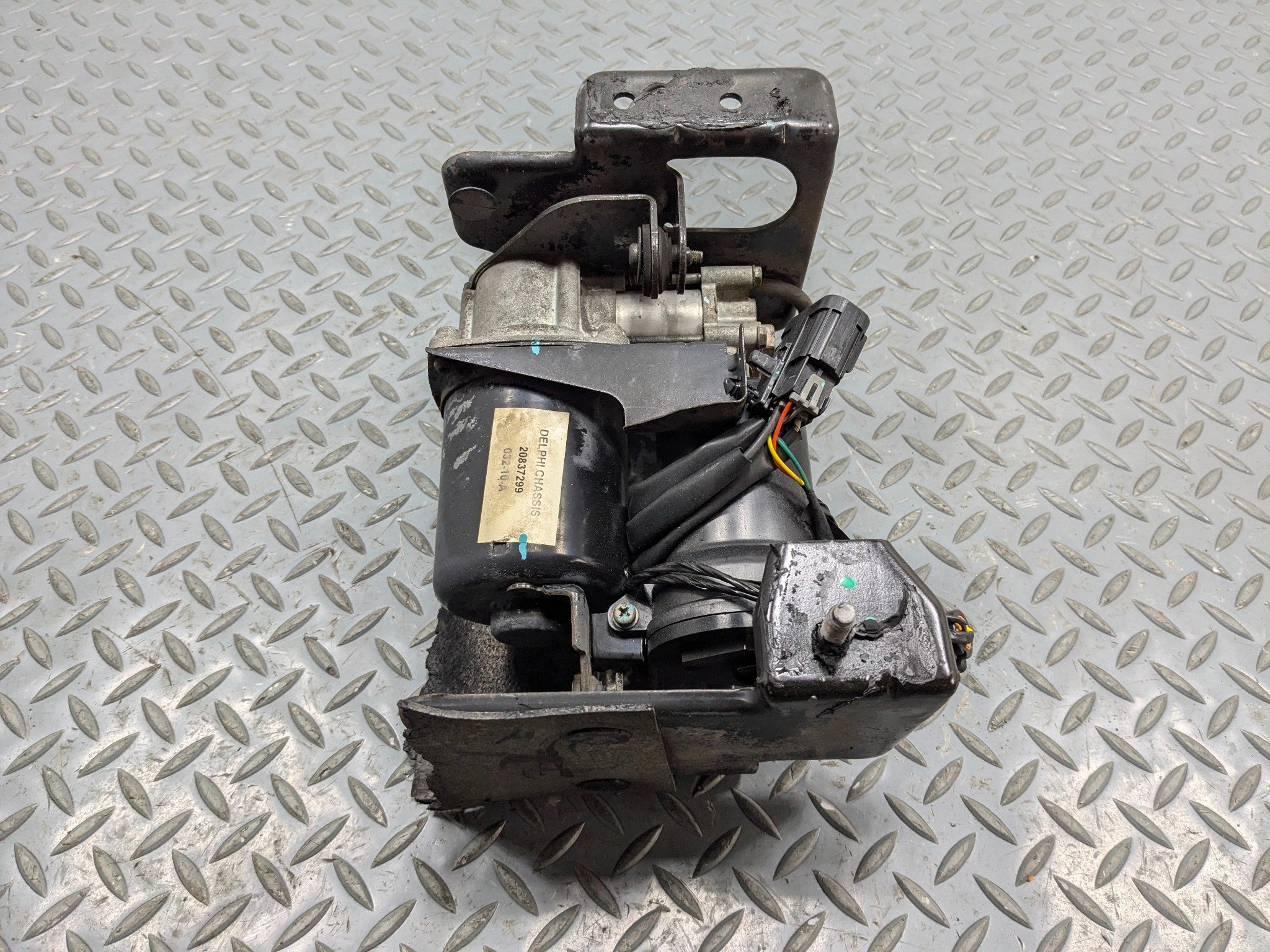 2010 - 2014 OEM CADILLAC ESCALADE ESV AIR SUSPENSION COMPRESSOR PUMP ASSEMBLY
