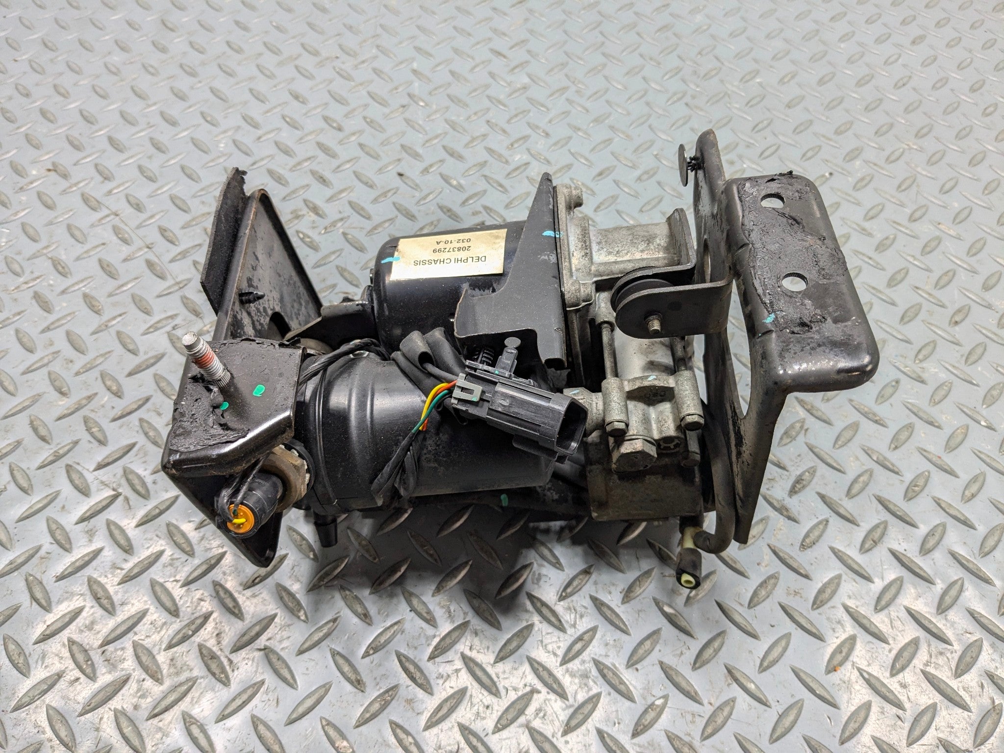 2010 - 2014 OEM CADILLAC ESCALADE ESV AIR SUSPENSION COMPRESSOR PUMP ASSEMBLY