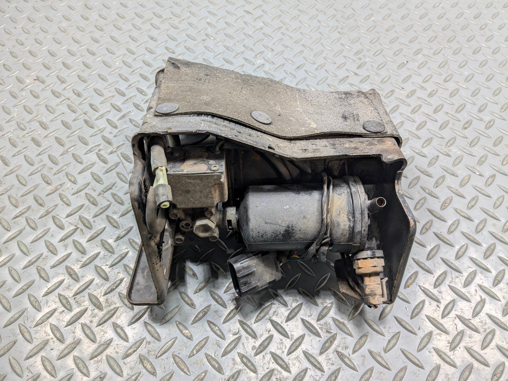 2010 - 2014 OEM CADILLAC ESCALADE ESV AIR SUSPENSION COMPRESSOR PUMP ASSEMBLY