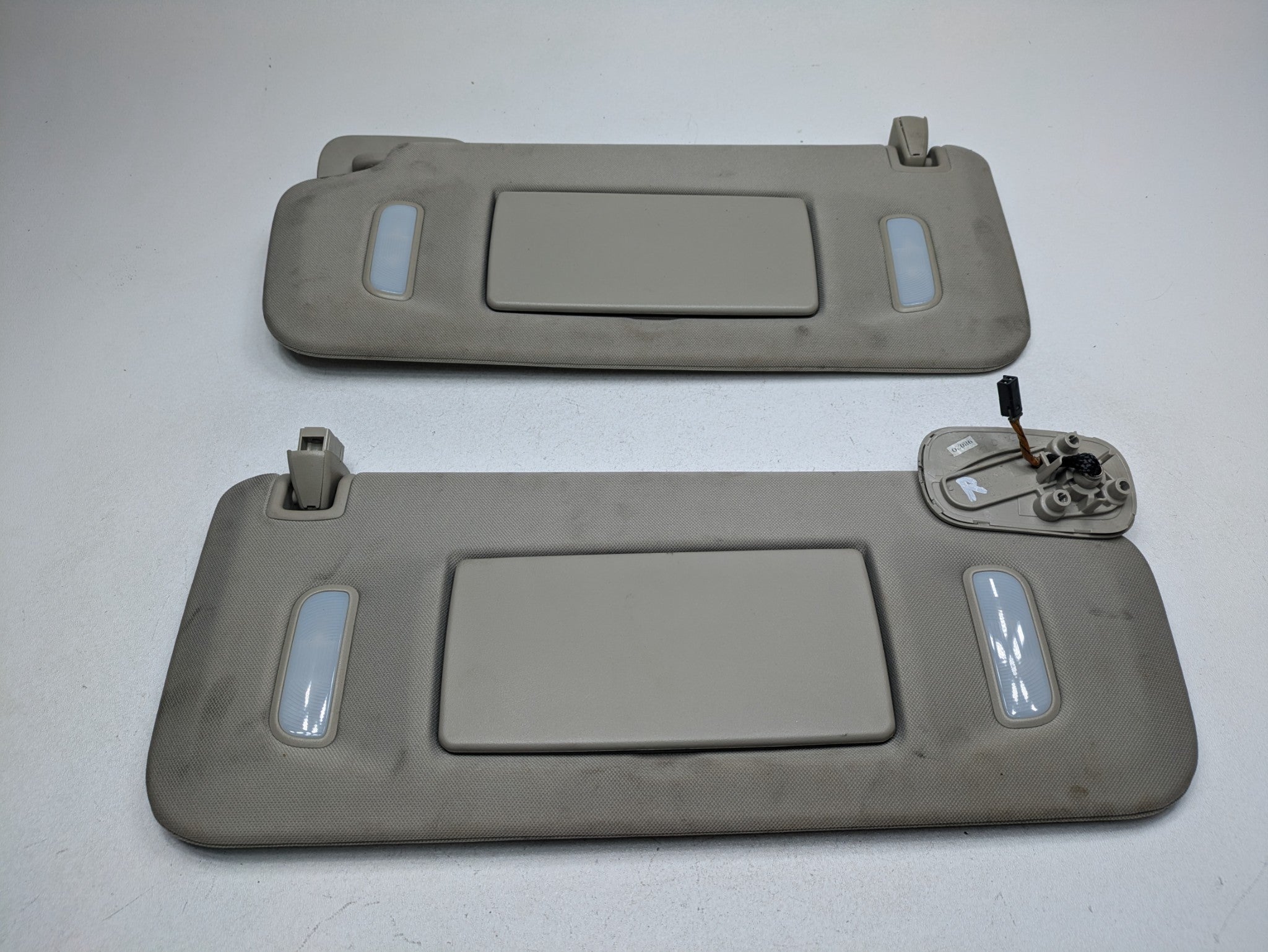 2010 - 2014 OEM CADILLAC ESCALADE ESV FRONT SUN VISOR WITH MIRROR LIGHT SET
