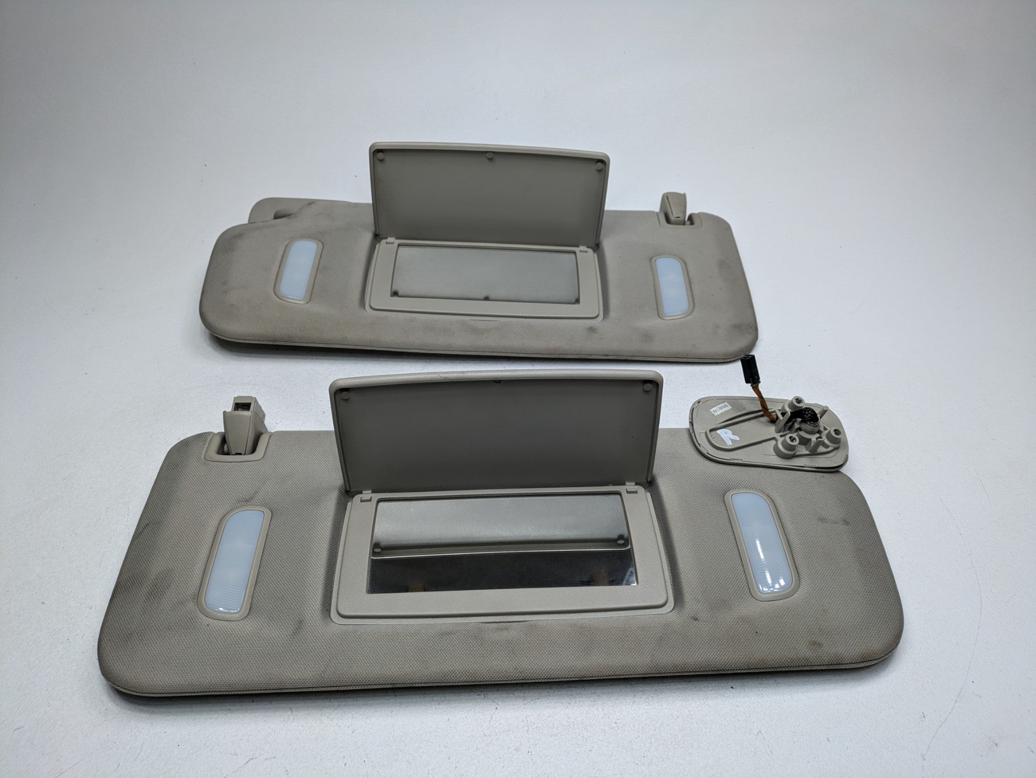 2010 - 2014 OEM CADILLAC ESCALADE ESV FRONT SUN VISOR WITH MIRROR LIGHT SET