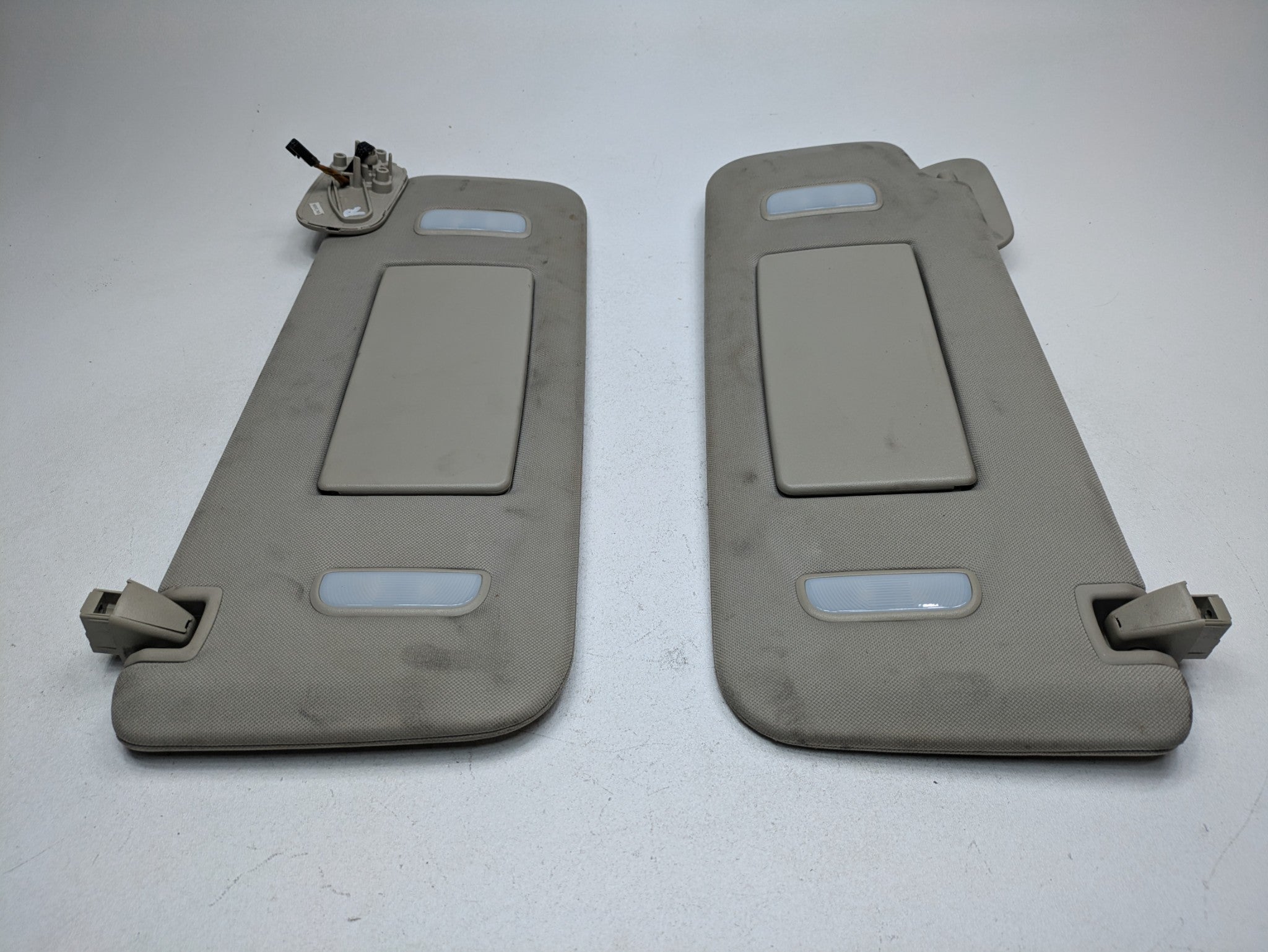2010 - 2014 OEM CADILLAC ESCALADE ESV FRONT SUN VISOR WITH MIRROR LIGHT SET