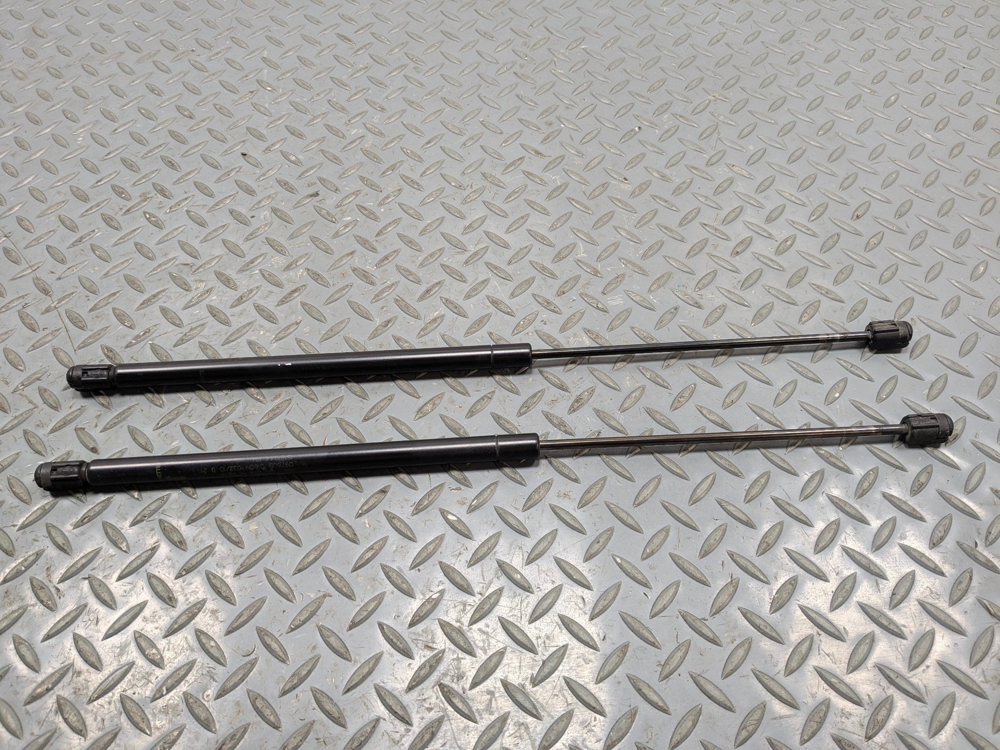 2010 - 2014 OEM CADILLAC ESCALADE ESV REAR LEFT AND RIGHT HATCH GLASS SUPPORT