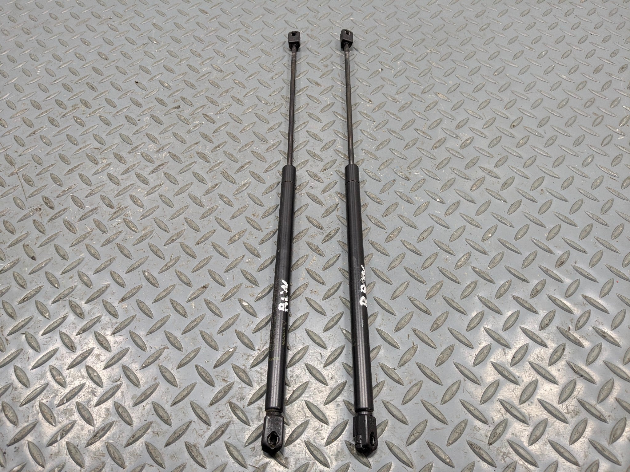 2010 - 2014 OEM CADILLAC ESCALADE ESV REAR LEFT AND RIGHT HATCH GLASS SUPPORT