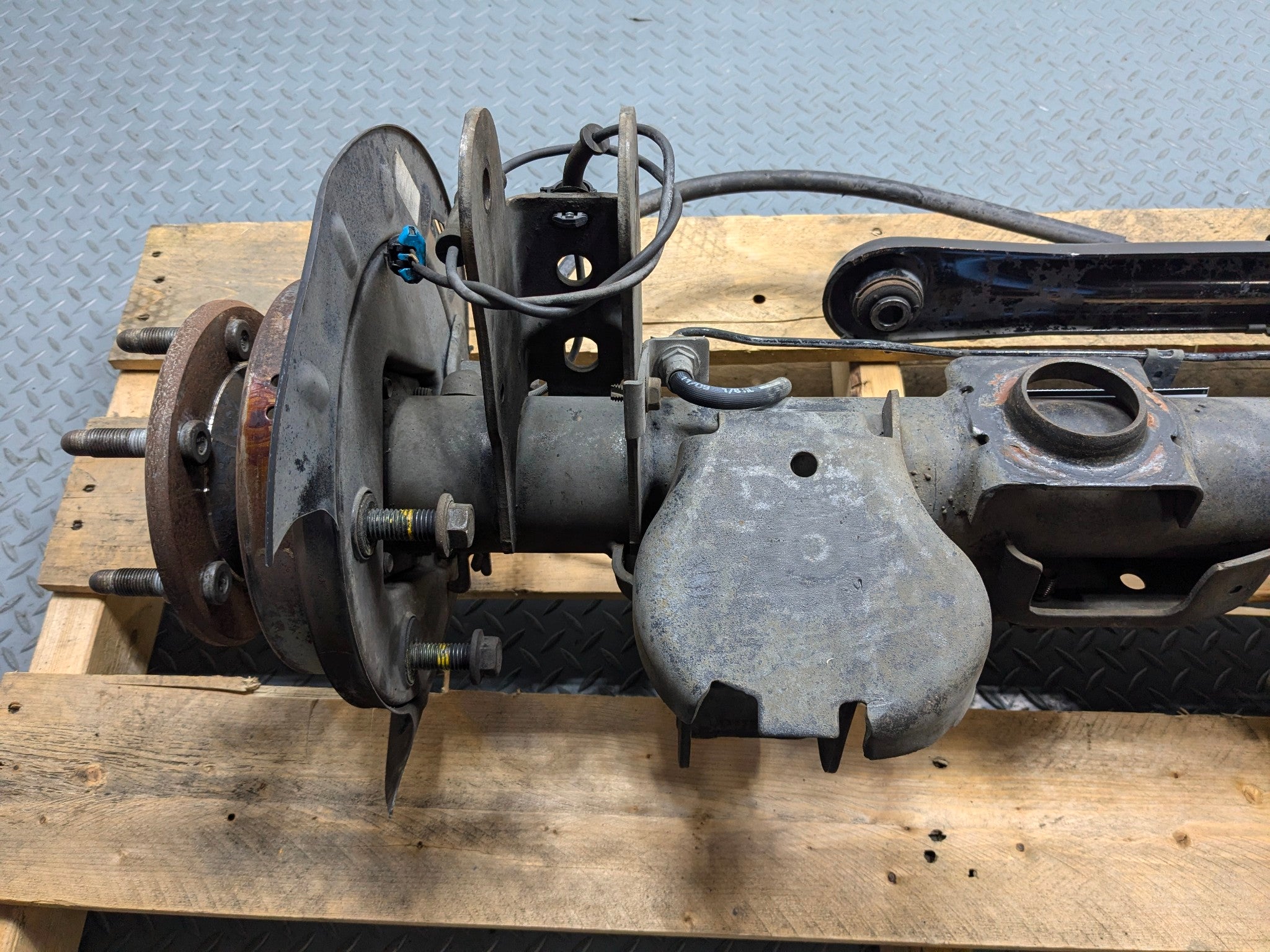 2010 - 2014 OEM CADILLAC ESCALADE ESV REAR AXLE HOUSING ASSEMBLY