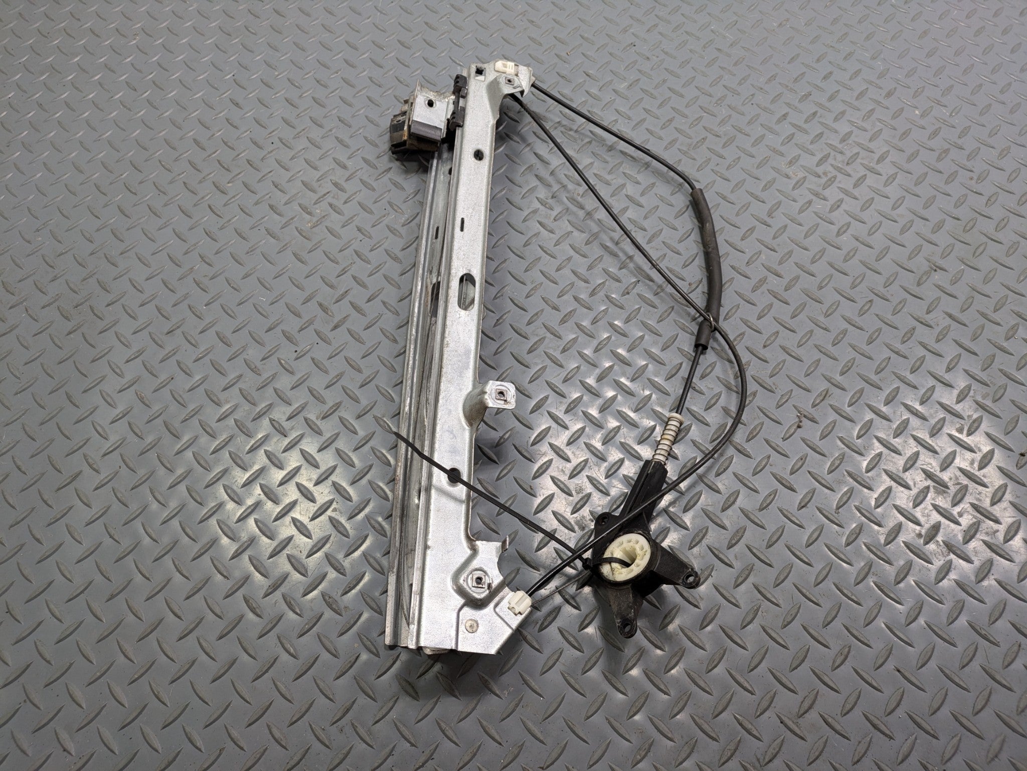 03 - 06 OEM CHEVROLET TAHOE FRONT RIGHT PASSENGER SIDE DOOR REGULATOR ASSEMBLY