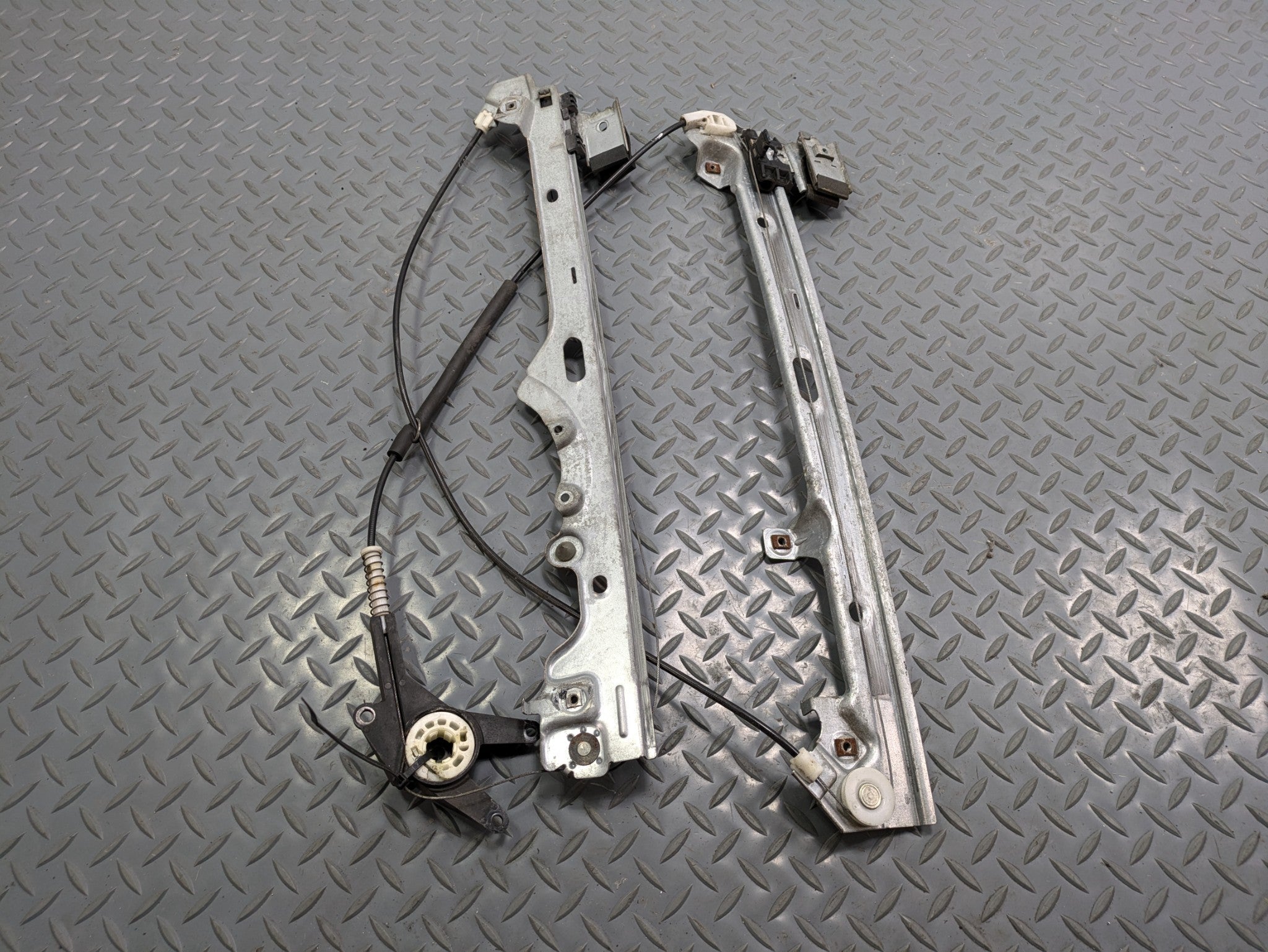 03 - 06 OEM CHEVROLET TAHOE FRONT RIGHT PASSENGER SIDE DOOR REGULATOR ASSEMBLY