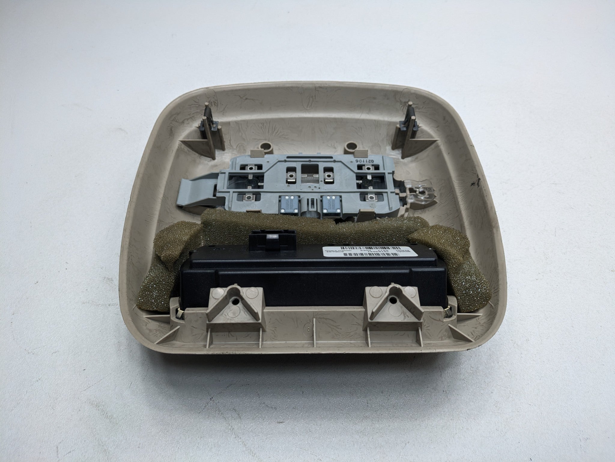 03 - 06 OEM CHEVROLET TAHOE REAR OVERHEAD ROOF INTERIOR LIGHT WITH AC CONTROL