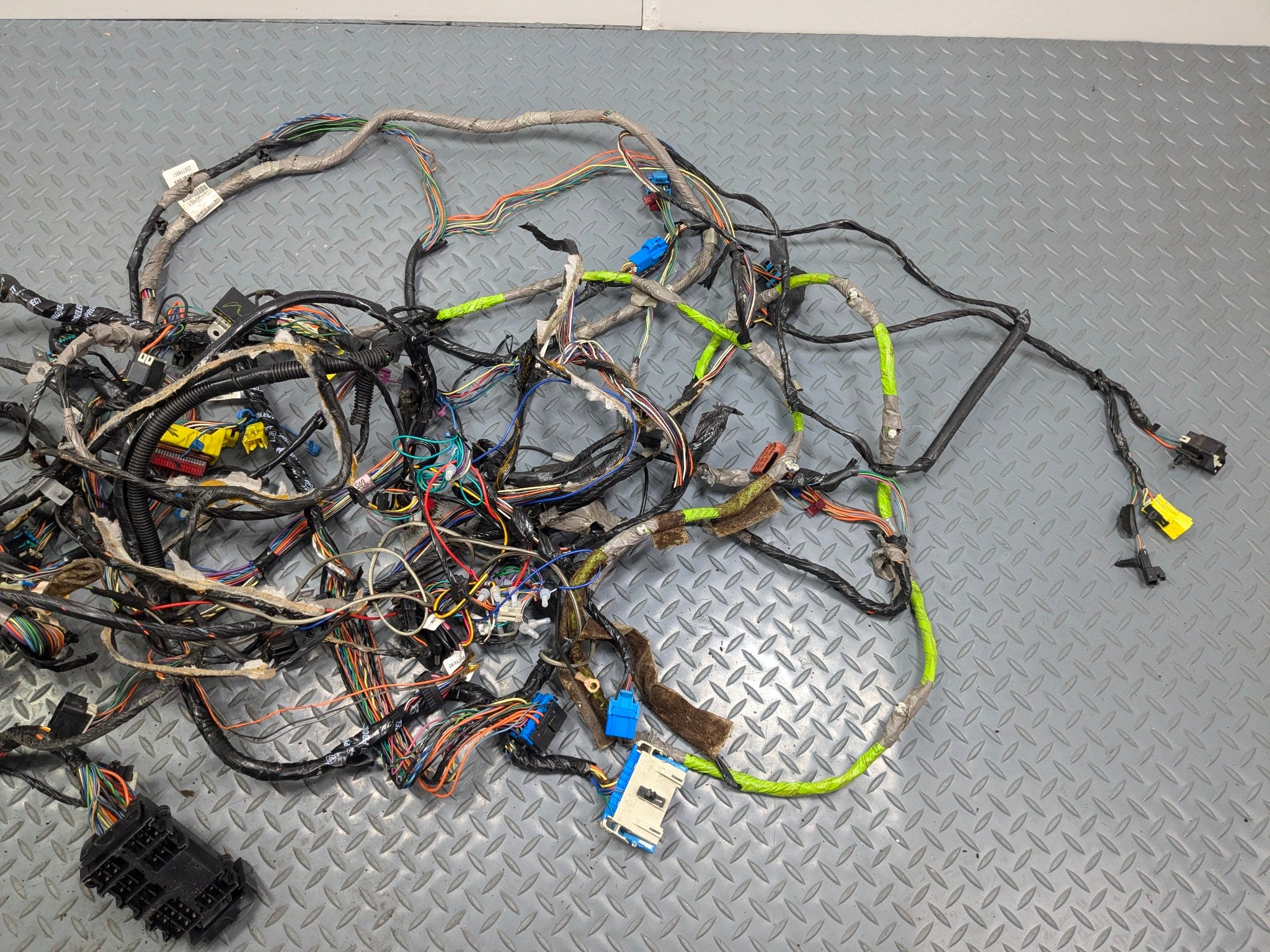 03 -06 OEM CHEVROLET TAHOE INTERIOR BODY WIRE WIRING HARNESS CABLE AND CONNECTOR