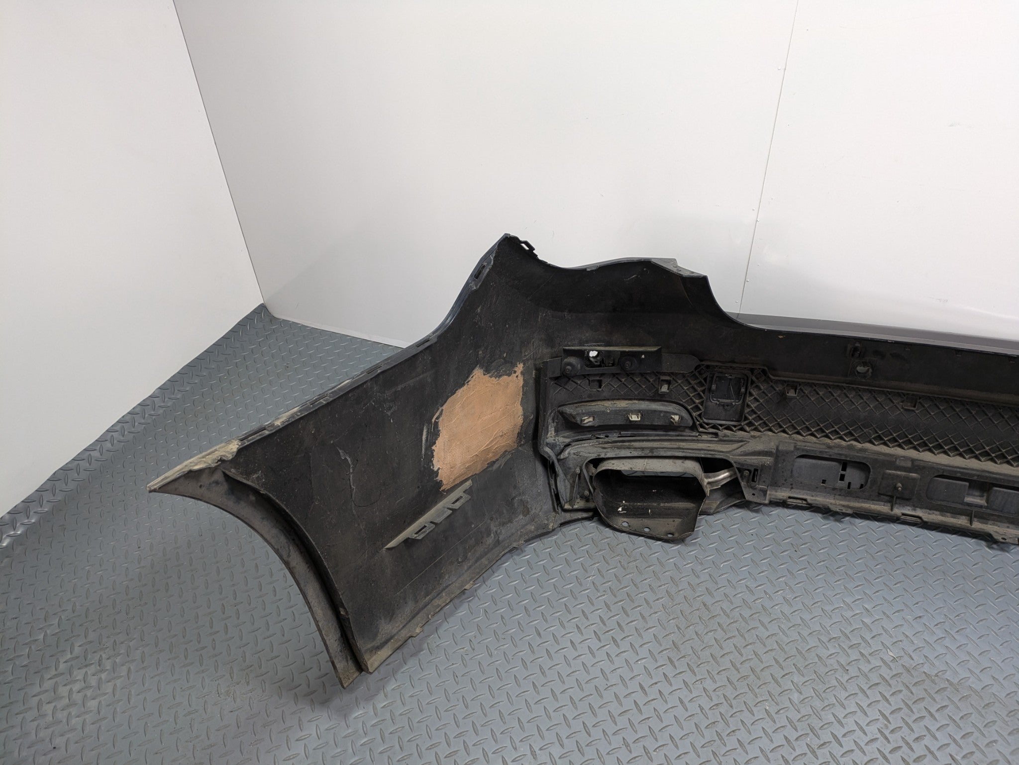 08 - 12 OEM BMW 750LI REAR BUMPER COVER PANEL WITH PARK ASSIST REFLECTOR LIGHT