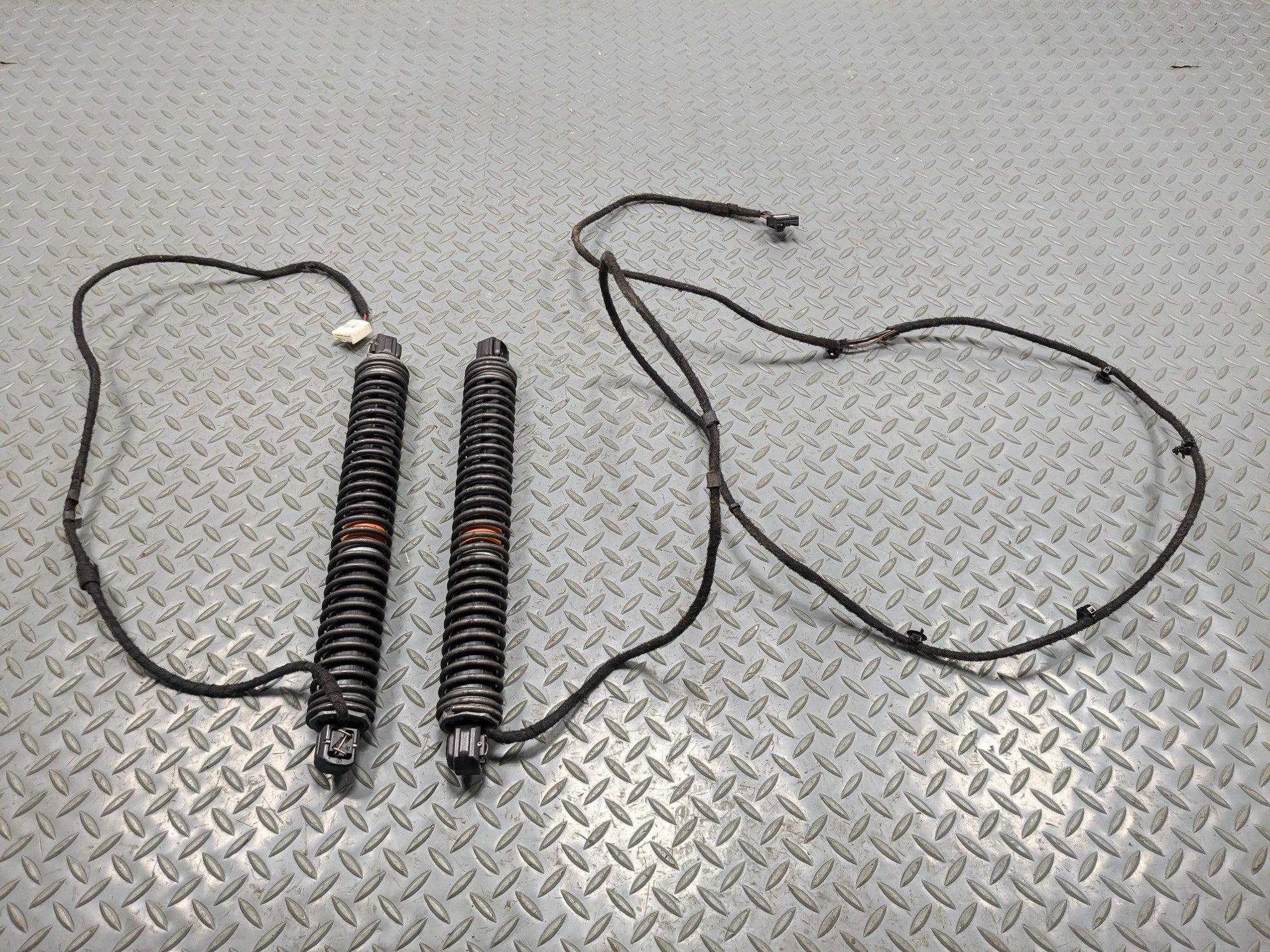 08 - 12 OEM BMW 750LI REAR LEFT AND RIGHT TAILGATE SHOCK STRUT ABSORBER SET