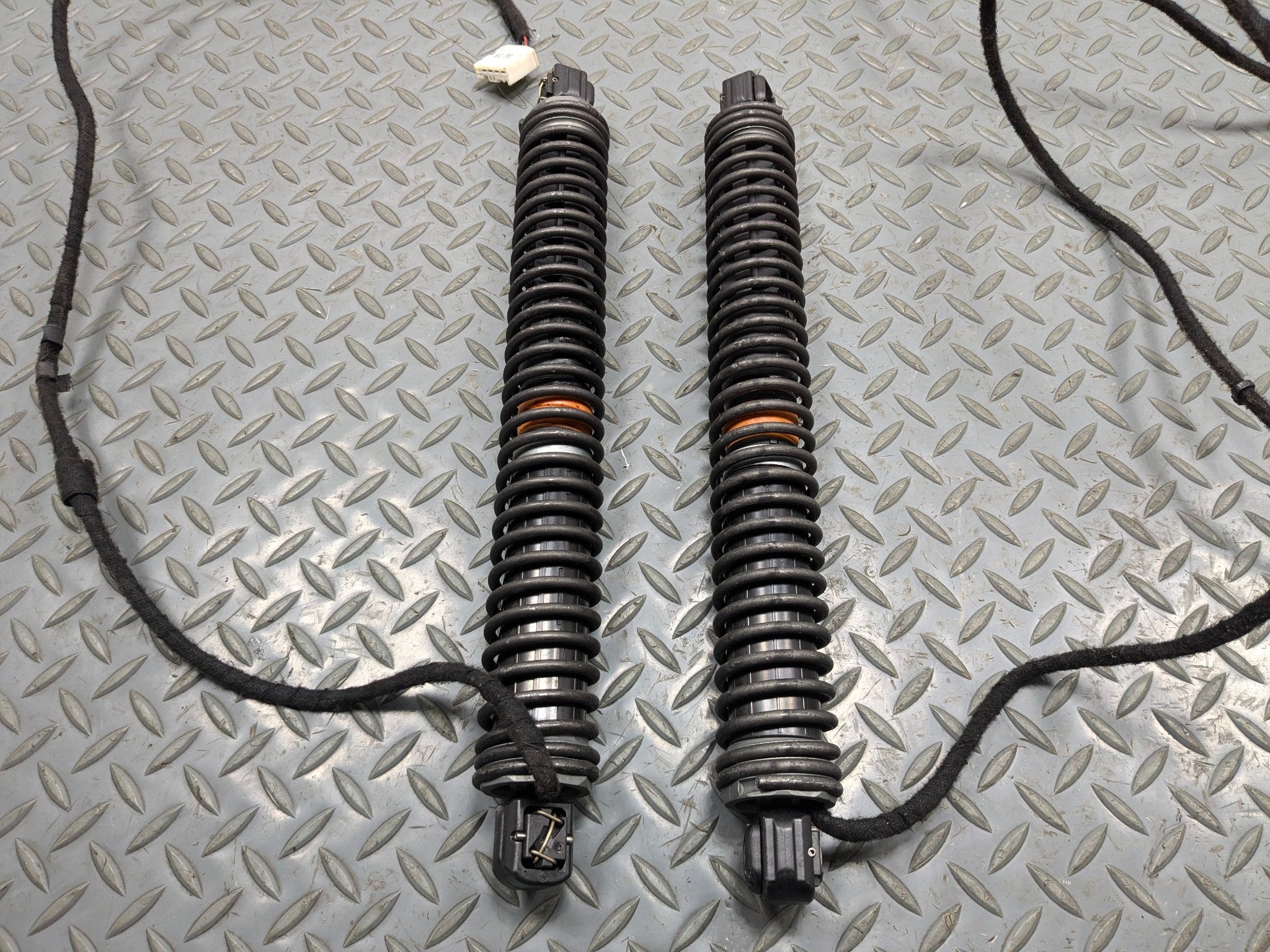 08 - 12 OEM BMW 750LI REAR LEFT AND RIGHT TAILGATE SHOCK STRUT ABSORBER SET