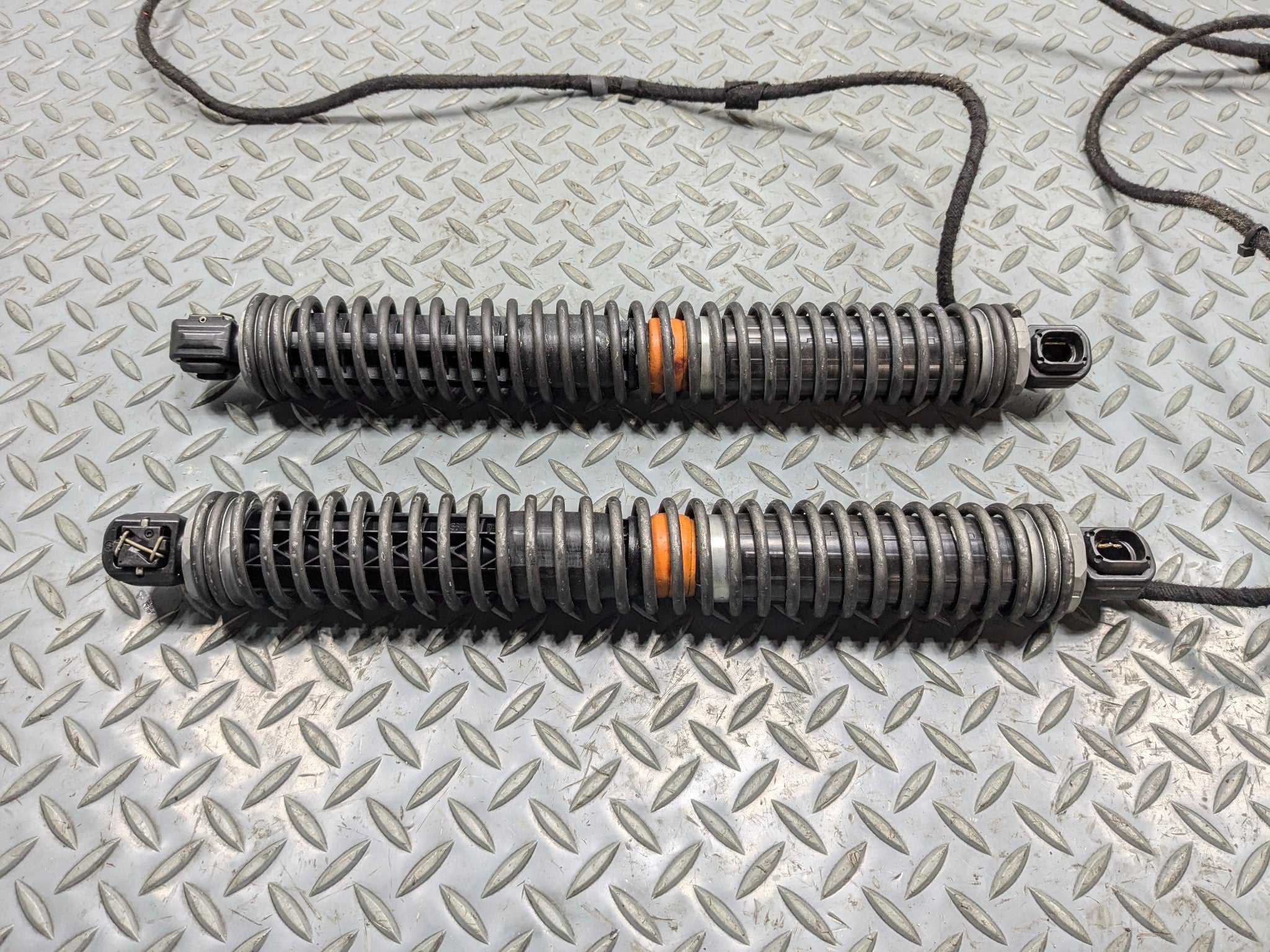 08 - 12 OEM BMW 750LI REAR LEFT AND RIGHT TAILGATE SHOCK STRUT ABSORBER SET