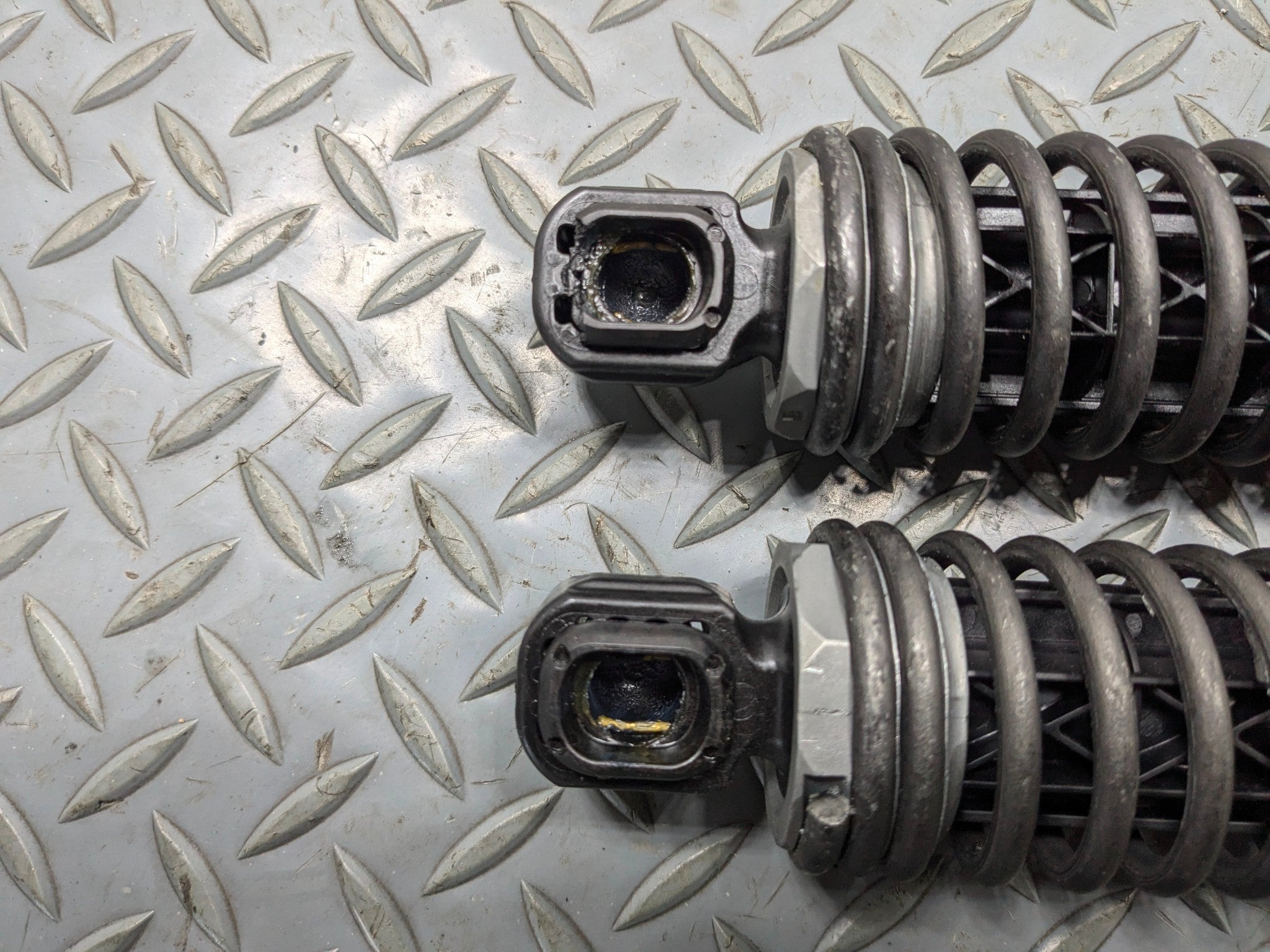 08 - 12 OEM BMW 750LI REAR LEFT AND RIGHT TAILGATE SHOCK STRUT ABSORBER SET