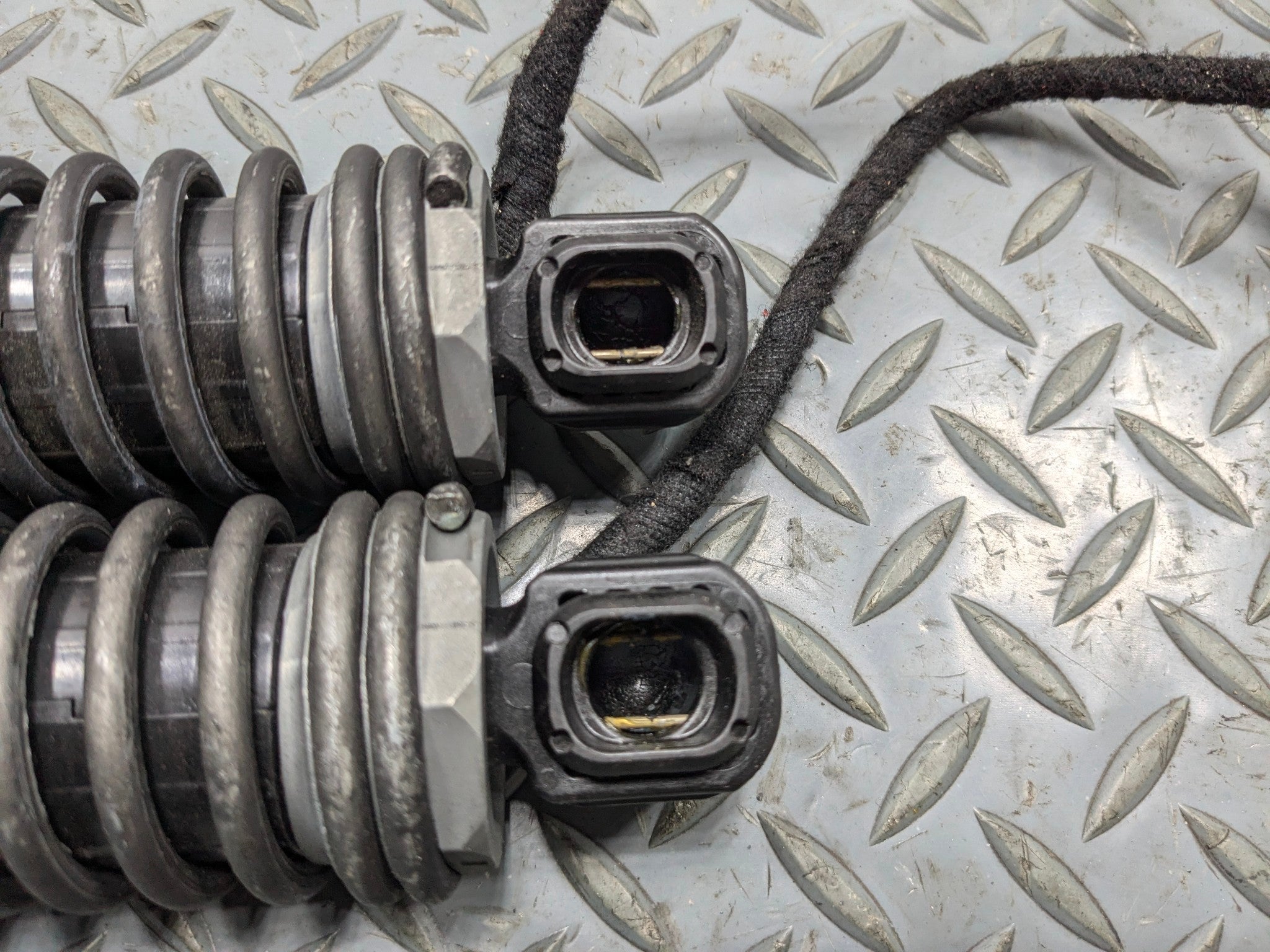 08 - 12 OEM BMW 750LI REAR LEFT AND RIGHT TAILGATE SHOCK STRUT ABSORBER SET