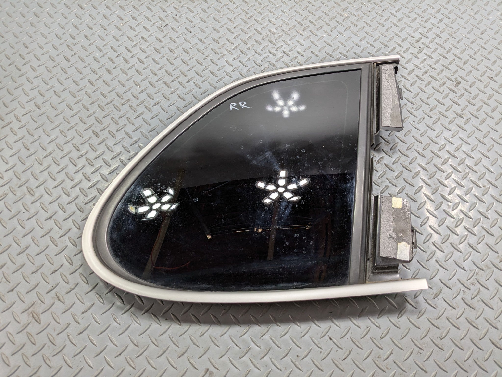 2008 - 2010 OEM PORSCHE CAYENNE REAR RIGHT PASSENGER SIDE QUARTER WINDOW GLASS