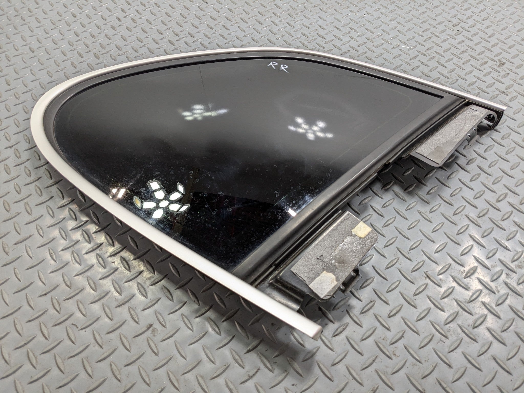 2008 - 2010 OEM PORSCHE CAYENNE REAR RIGHT PASSENGER SIDE QUARTER WINDOW GLASS