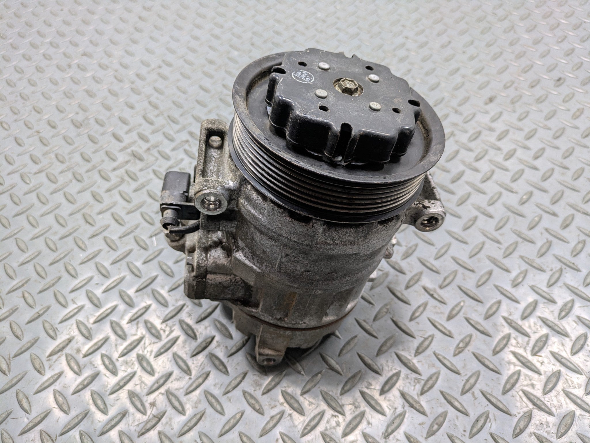 2008 - 2010 OEM PORSCHE CAYENNE AIR CONDITIONING AC COMPRESSOR ASSEMBLY