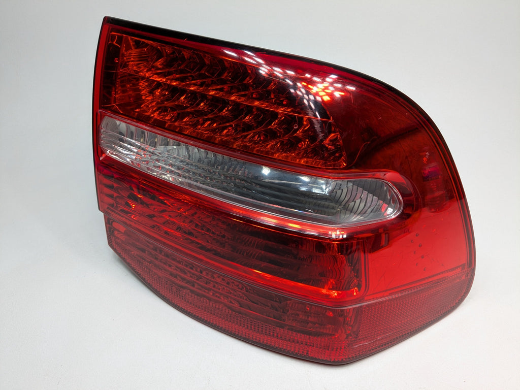 08 - 10 OEM PORSCHE CAYENNE REAR RIGHT PASSENGER SIDE TAILLIGHT ASSEMBLY