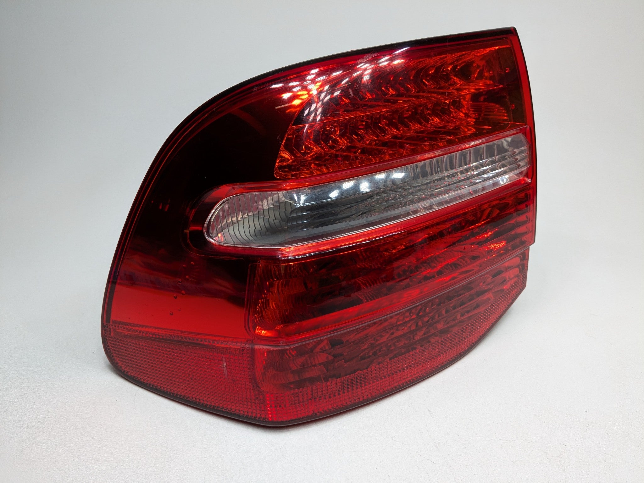 2008 - 2010 OEM PORSCHE CAYENNE REAR LEFT DRIVER SIDE TAILLIGHT ASSEMBLY