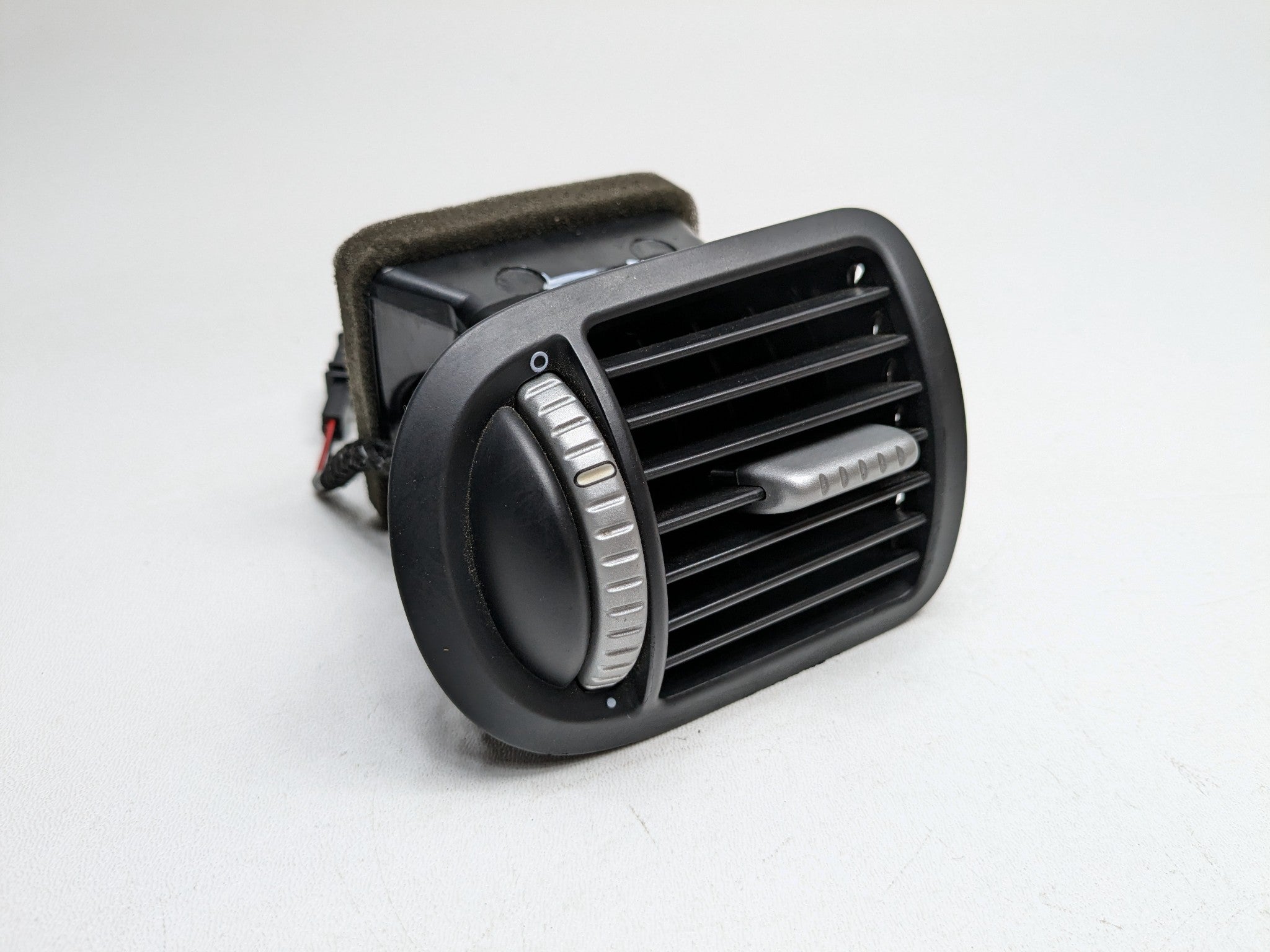 2008 - 2010 OEM PORSCHE CAYENNE FRONT LEFT DRIVER SIDE AC HEATER VENT ASSEMBLY