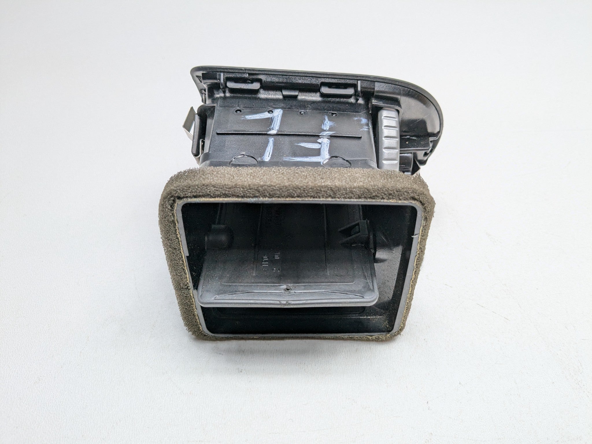 2008 - 2010 OEM PORSCHE CAYENNE FRONT LEFT DRIVER SIDE AC HEATER VENT ASSEMBLY