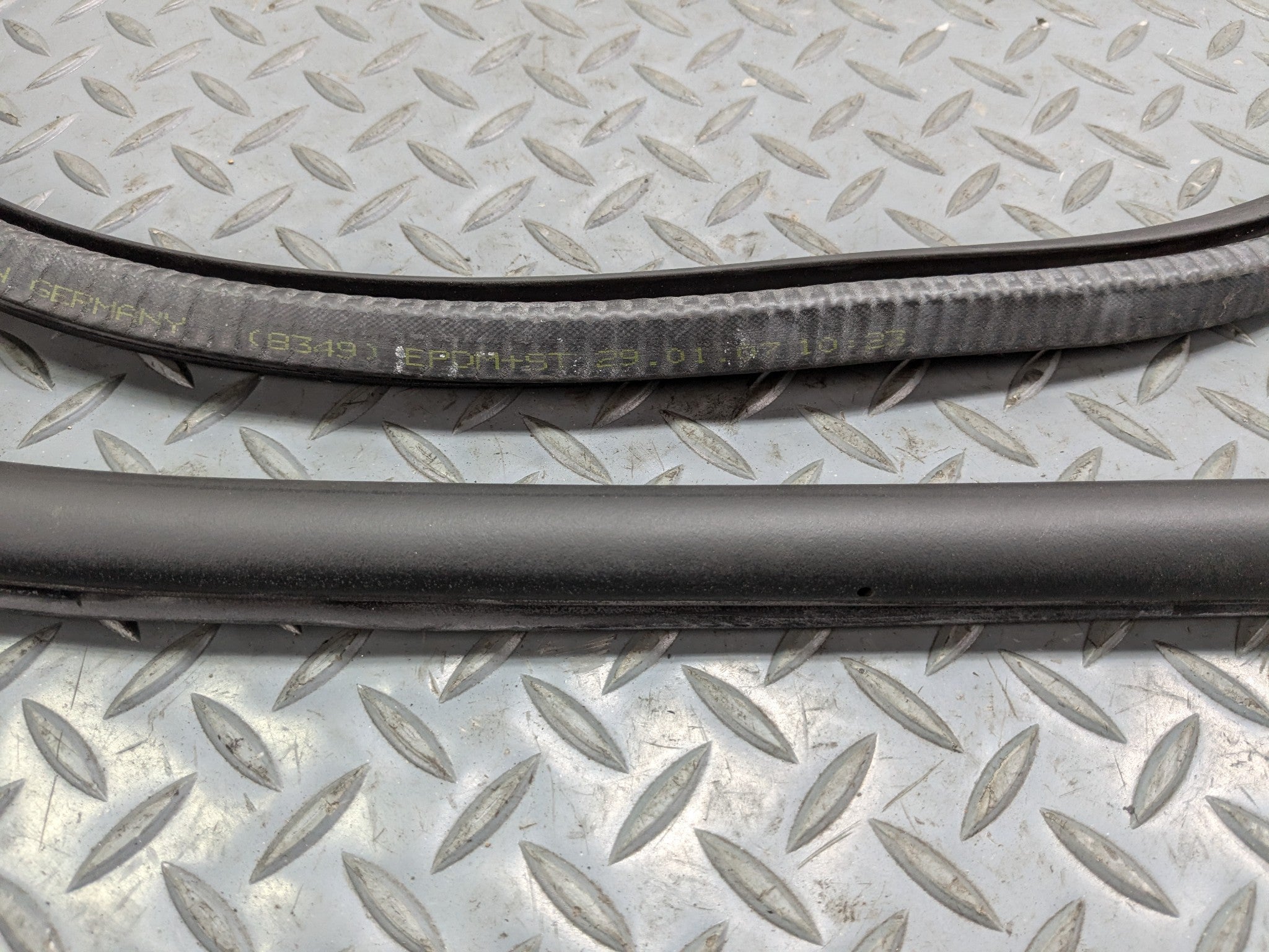 2008 - 2010 OEM PORSCHE CAYENNE FRONT RIGHT DOOR SEAL WEATHER STRIPPING