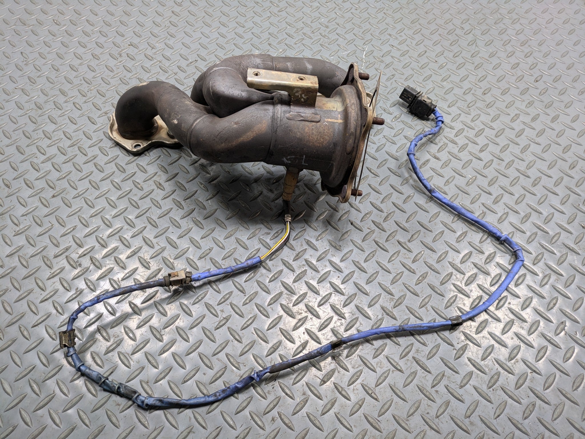 08 - 10 OEM PORSCHE CAYENNE 4.8L WITHOUT TURBO LEFT SIDE EXHAUST MANIFOLD HEADER