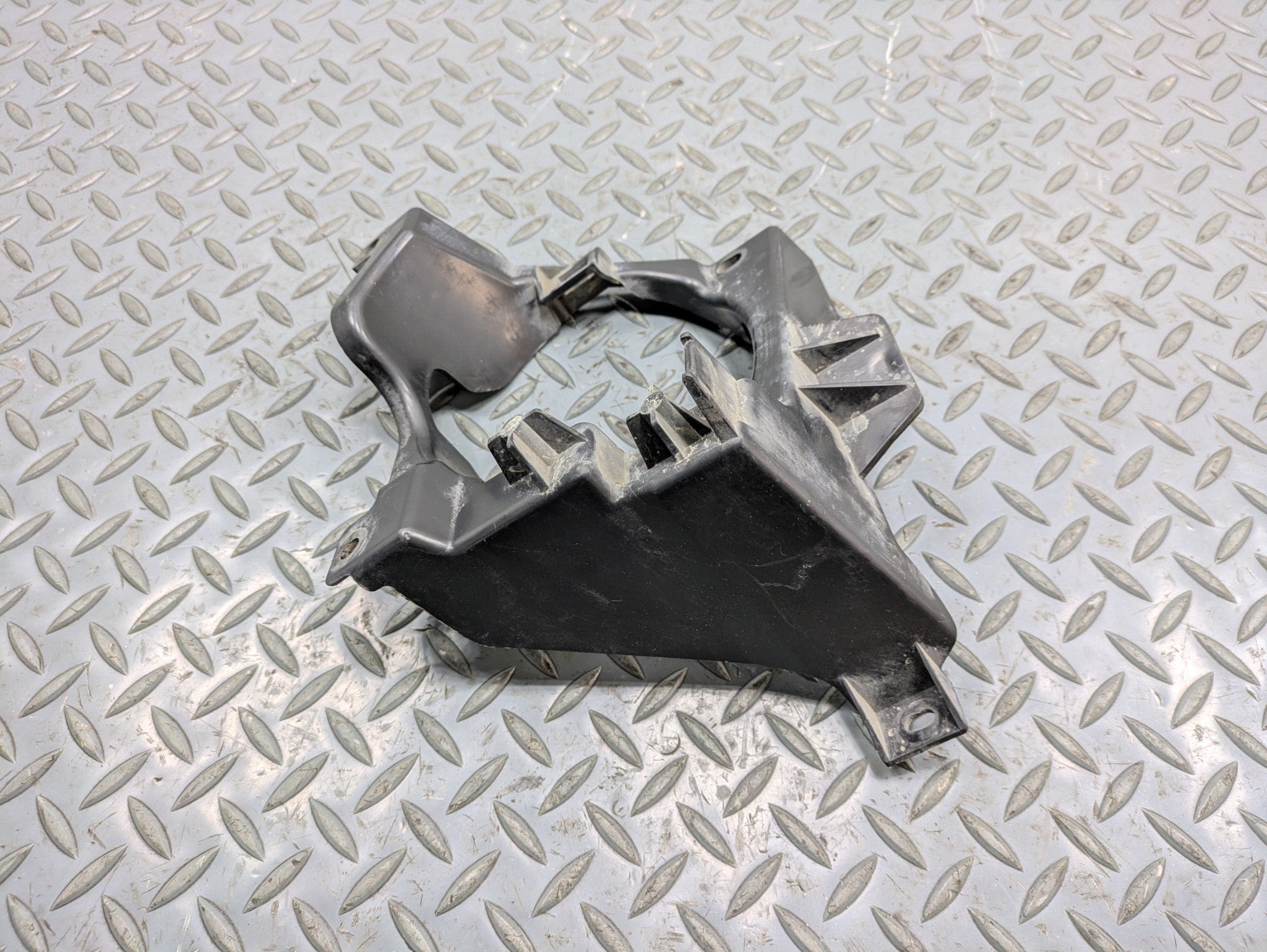 2008 - 2010 OEM PORSCHE CAYENNE FRONT LEFT SIDE FOG LIGHT SUPPORT BRACKET