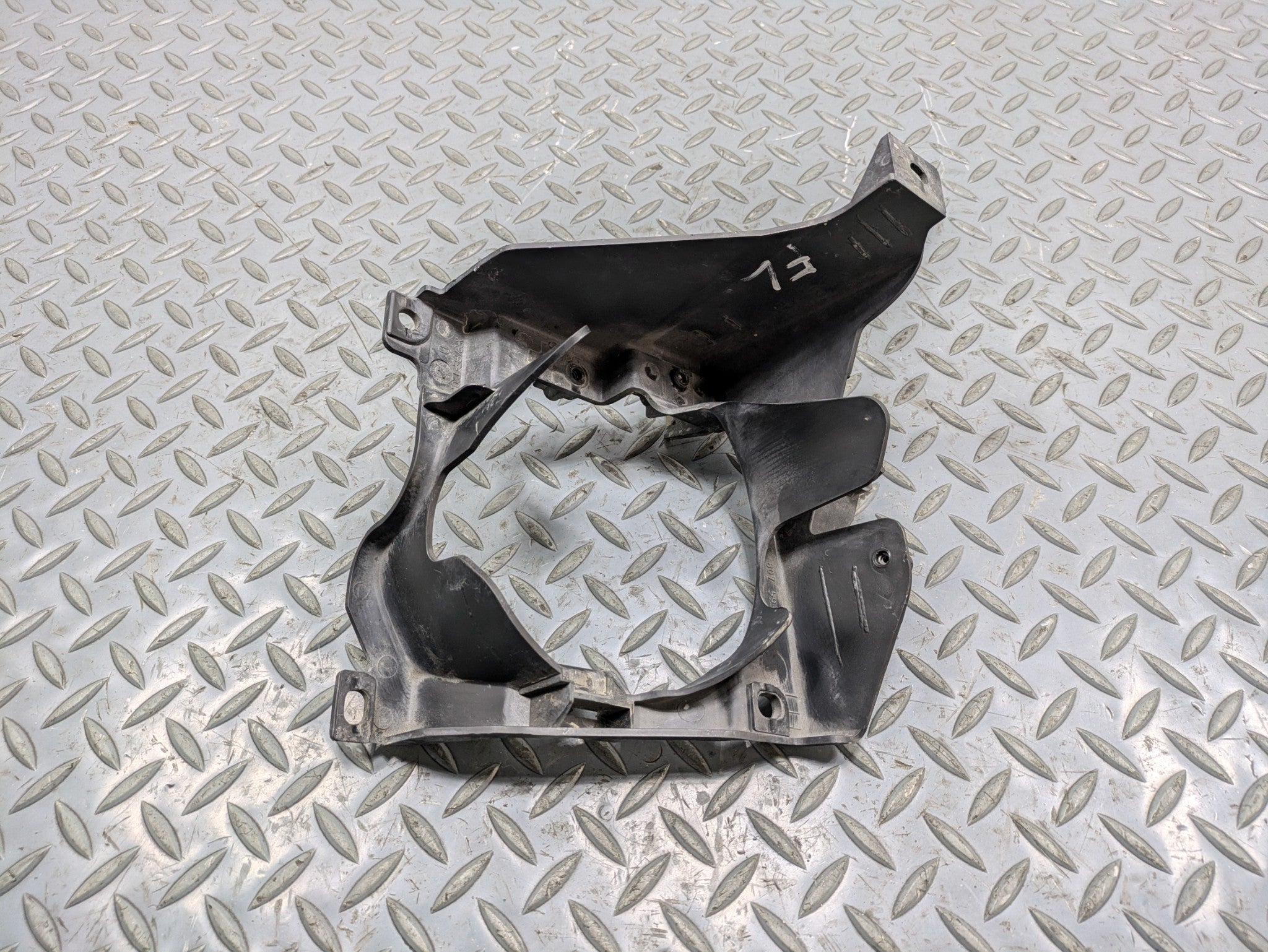 2008 - 2010 OEM PORSCHE CAYENNE FRONT LEFT SIDE FOG LIGHT SUPPORT BRACKET