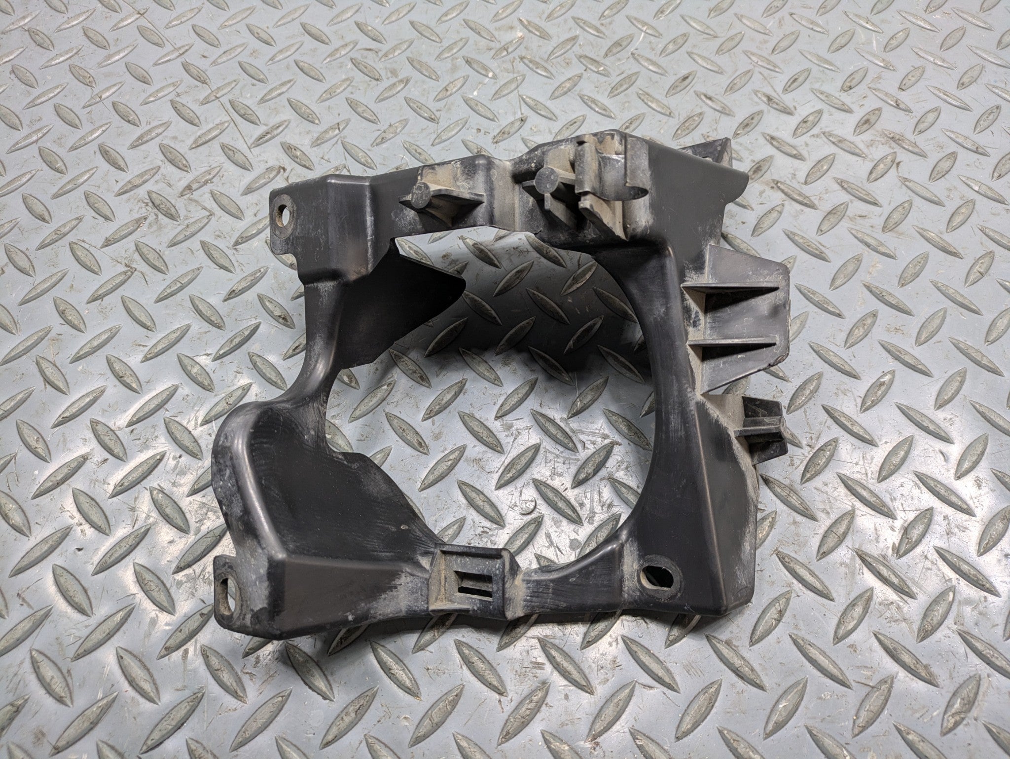 2008 - 2010 OEM PORSCHE CAYENNE FRONT RIGHT FOG LIGHT LAMP SUPPORT BRACKET