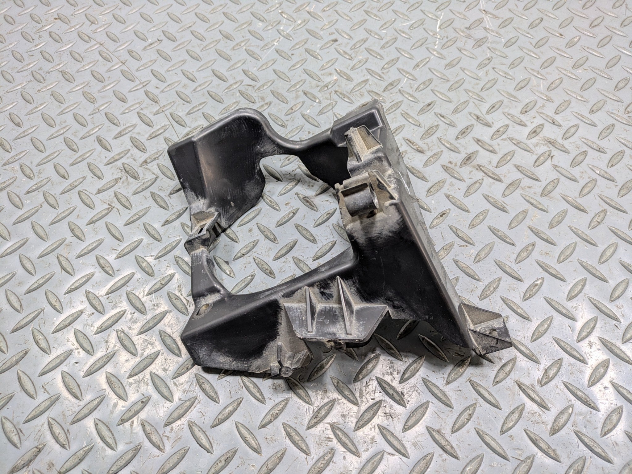 2008 - 2010 OEM PORSCHE CAYENNE FRONT RIGHT FOG LIGHT LAMP SUPPORT BRACKET