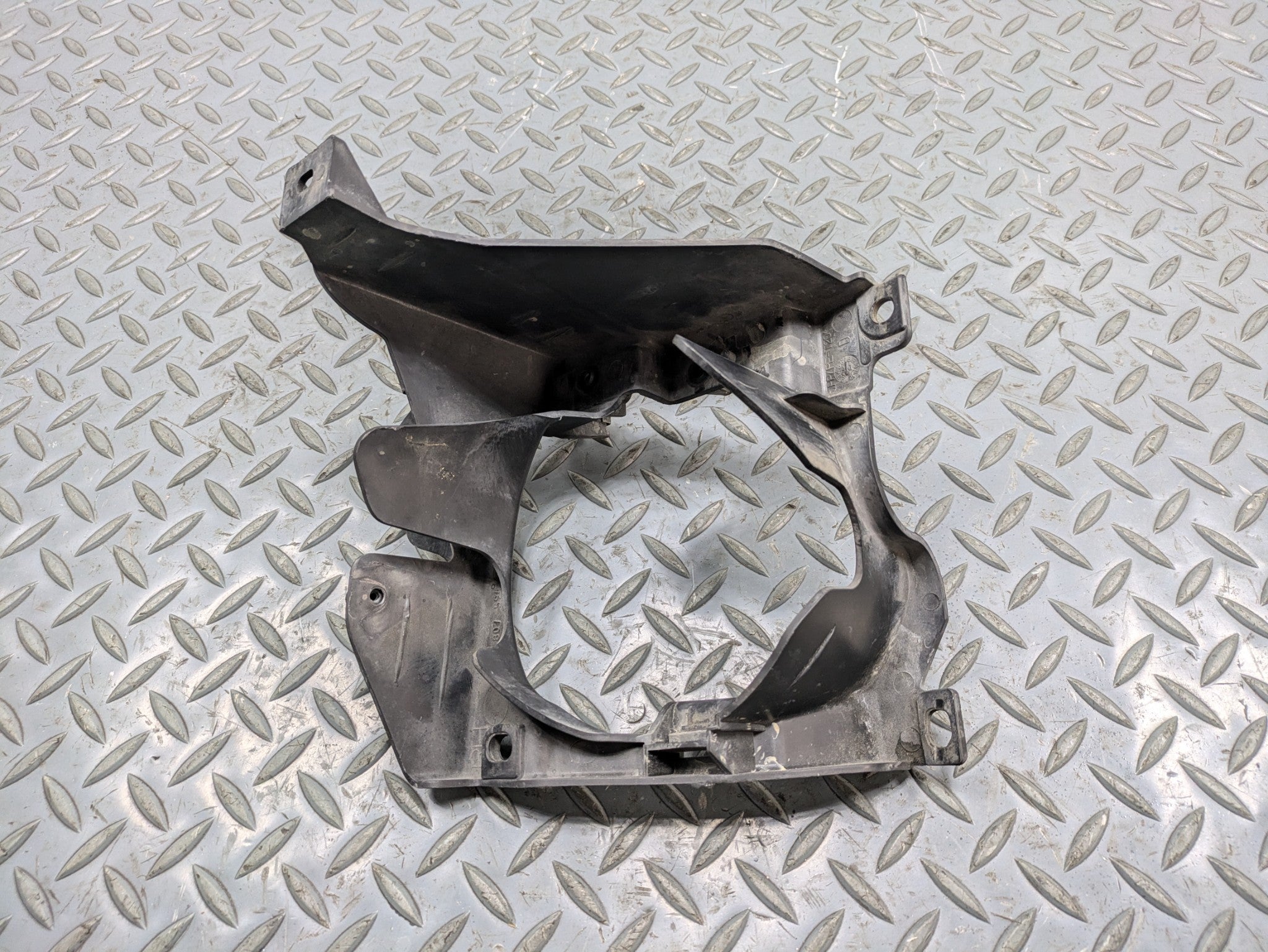 2008 - 2010 OEM PORSCHE CAYENNE FRONT RIGHT FOG LIGHT LAMP SUPPORT BRACKET