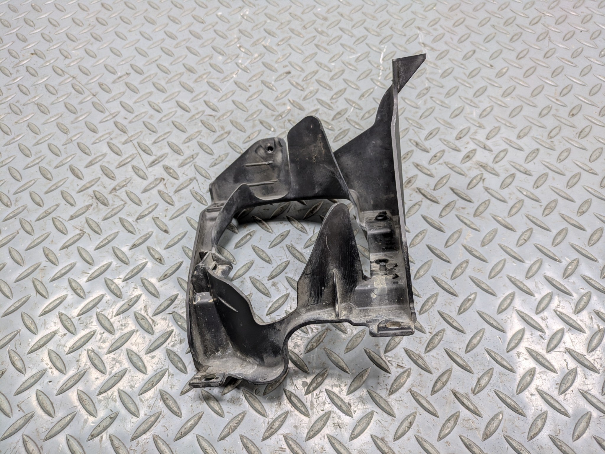 2008 - 2010 OEM PORSCHE CAYENNE FRONT RIGHT FOG LIGHT LAMP SUPPORT BRACKET
